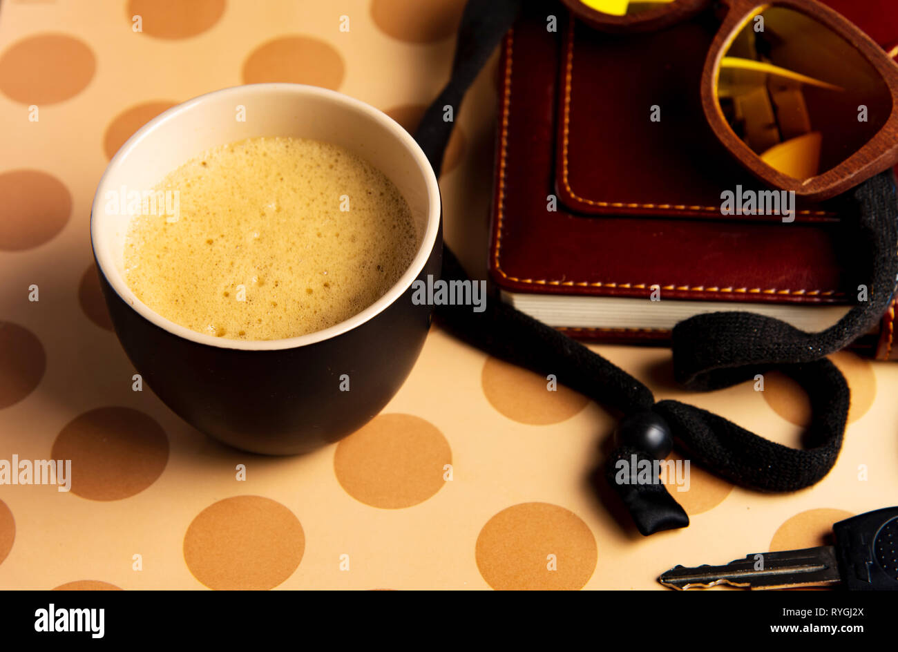 Tasse Kaffee und Zubehör auf eine Tabelle, Ansicht von oben Stockfoto