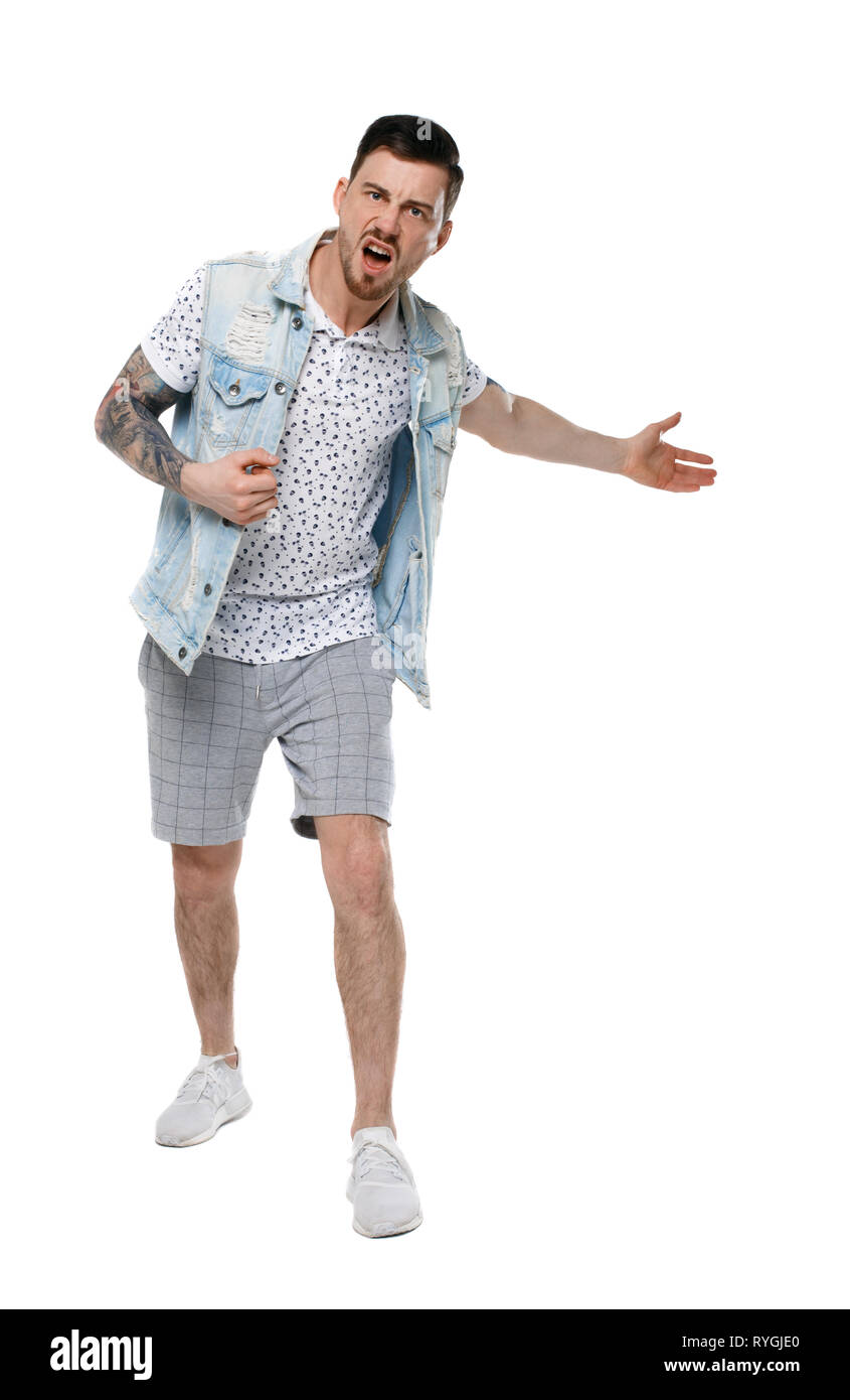 Der Mann schreit. Aggressive Kerl in Tattoos am Rahmen schreien und seine Hände wieder angezeigt. Eine zornige Kerl Skandale und versteht die Probleme. Isolat Stockfoto