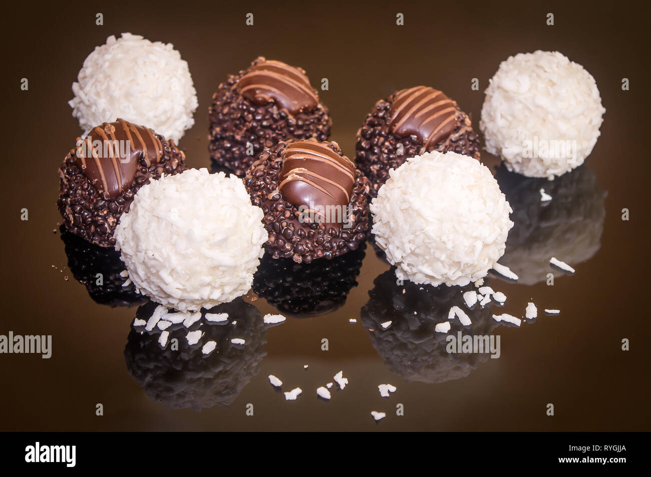 Auswahl Pralinen, Trüffel und Pralinen köstliche, mit Schweizer Spezialitäten. Stockfoto