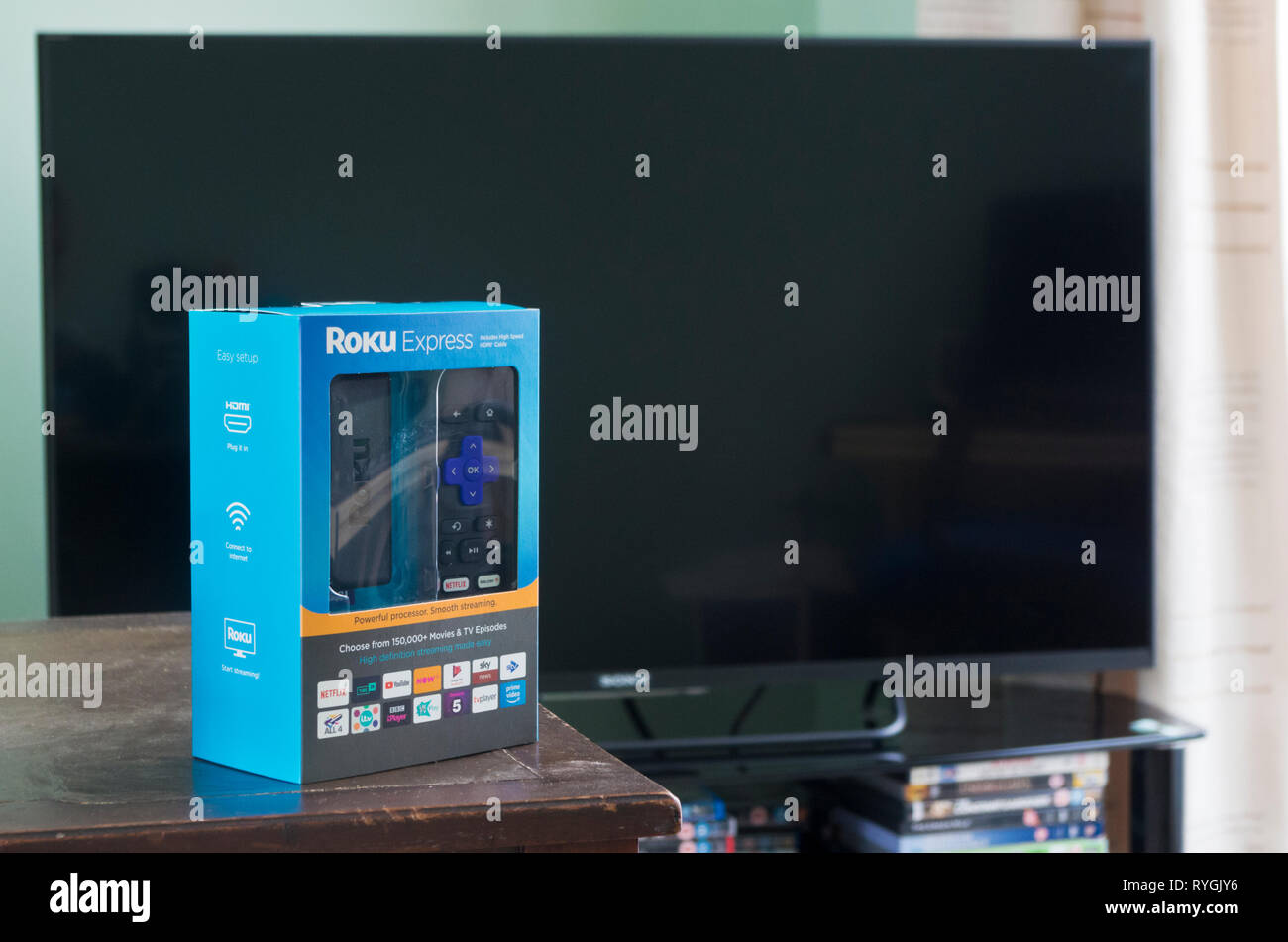 Roku Express-TV oder TV-Streaming Stick mit einem Sony Smart TV, Großbritannien Stockfoto