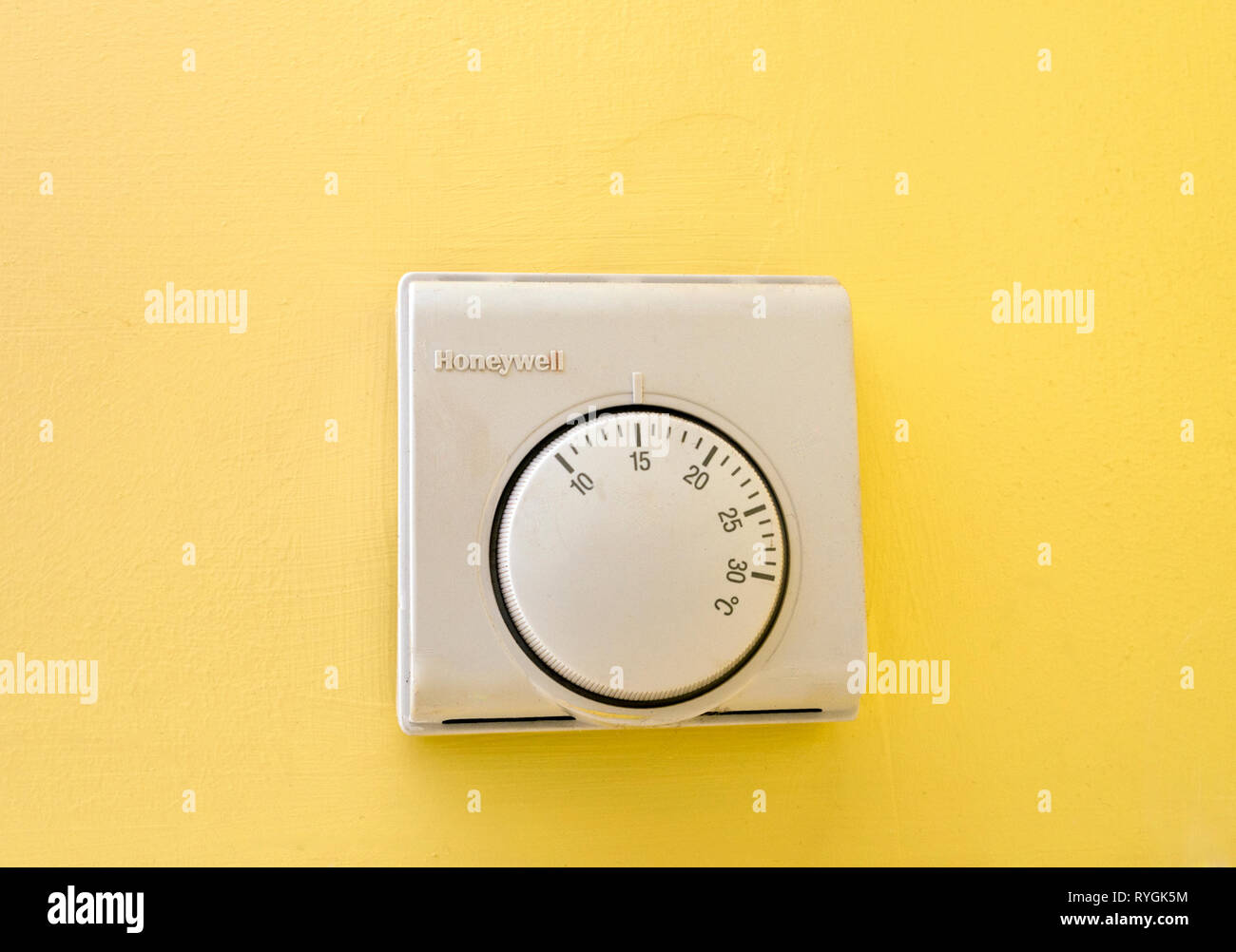 Honeywell Zentralheizung analoge Raumthermostat Temperaturregelung, Großbritannien Stockfoto