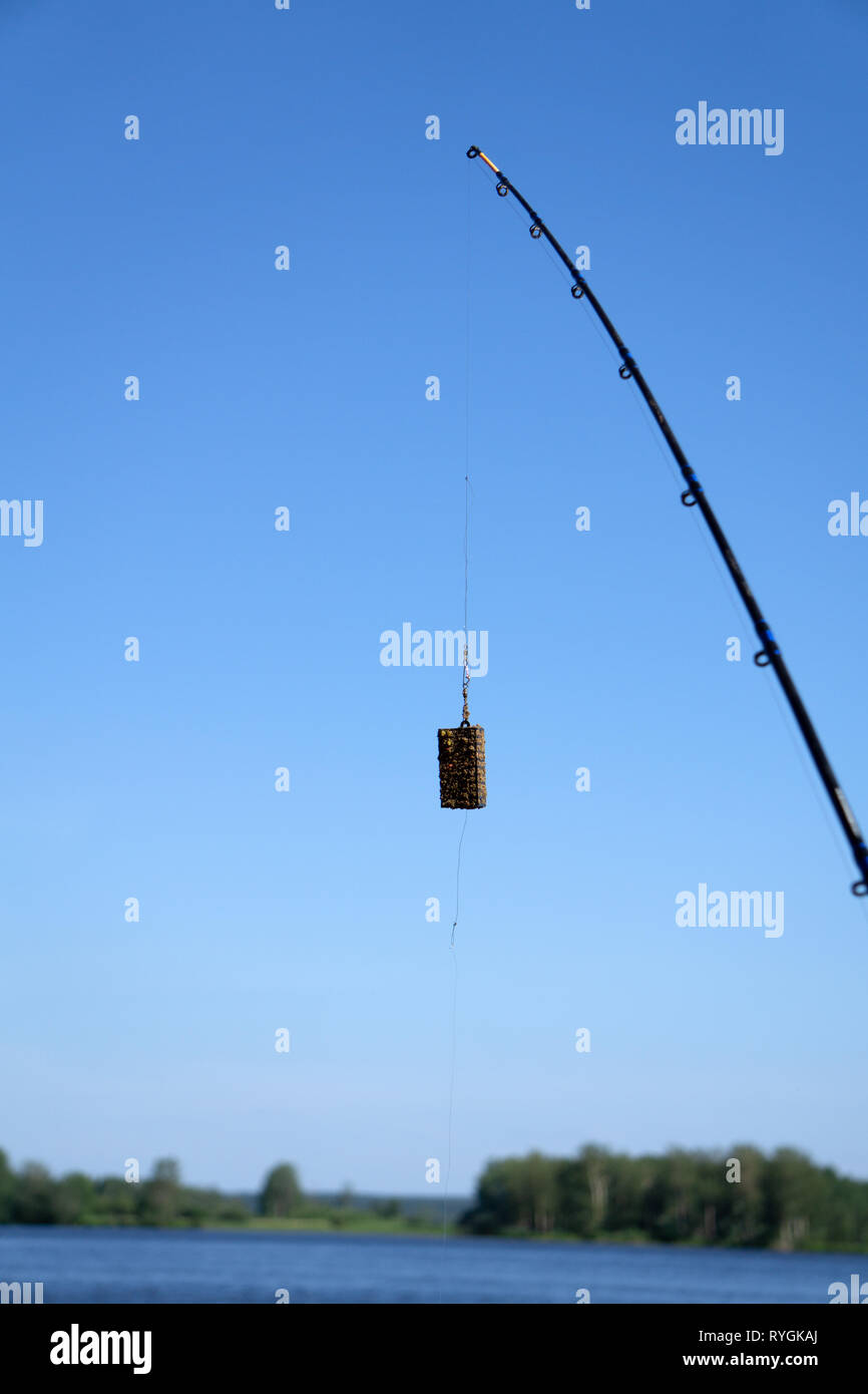 Zuführung für die Fischerei in Gewicht 40 Gramm mit Swivel isoliert auf Weiss. Beschneidungspfad enthalten Stockfoto