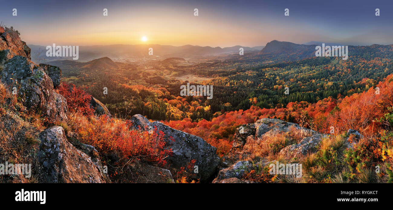 Sunrise herbst Panorama von Peak-Slowakei, Handlova Stockfoto
