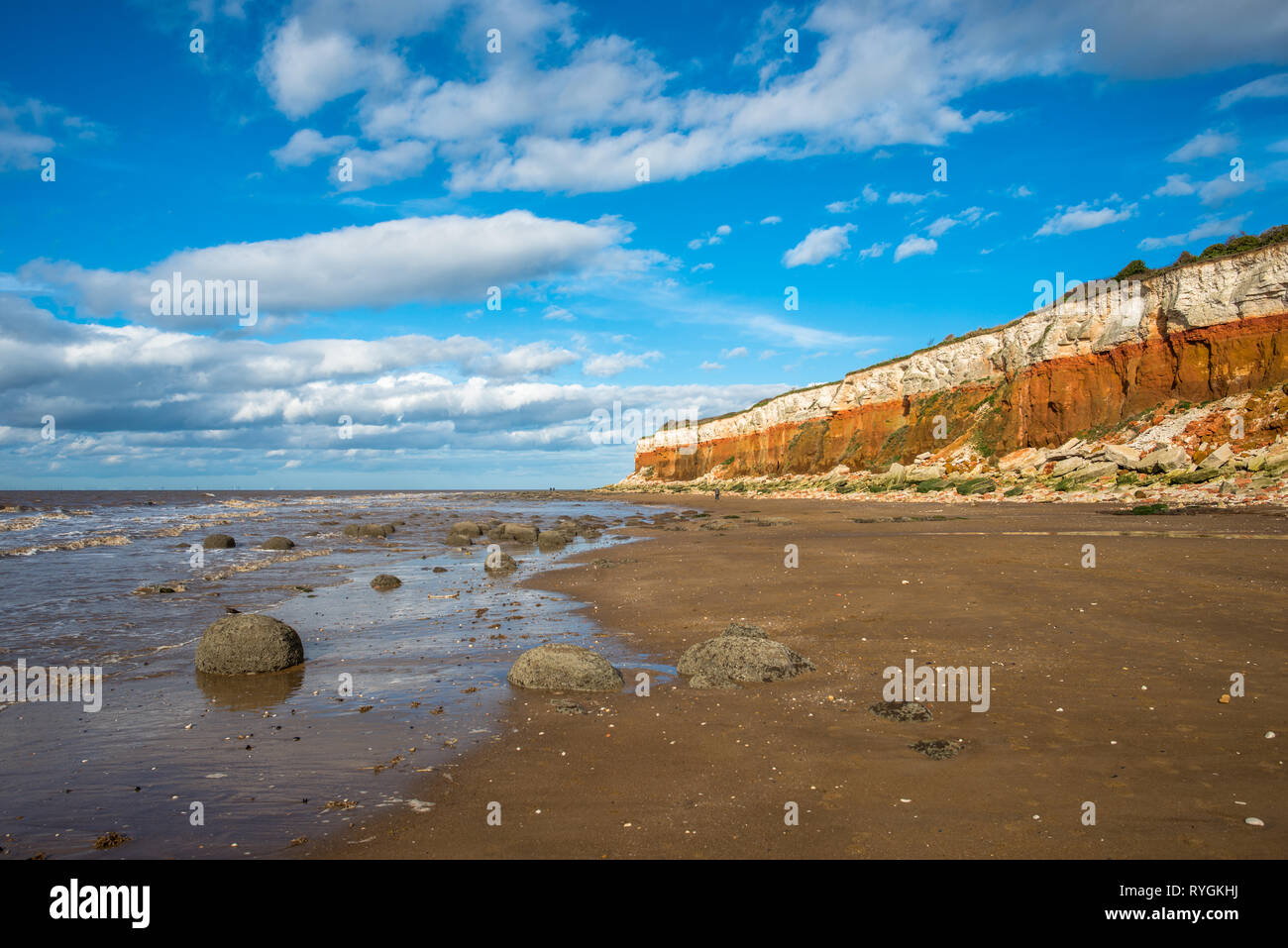 Klippen in der Nähe von Old Hunstanton Hunstantion auf Norfolk Küste, wo weiße Kreide Overlays rote Kalkstein in eine bunte Formation. Bekannt als die Süßigkeit Klippen. Stockfoto