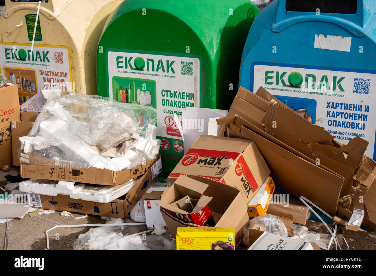 Mülldeponien außerhalb gemischter Recyclingbehälter auf der Straße als Sammelproblem in Sofia Bulgarien, Osteuropa, Balkan, EU Stockfoto