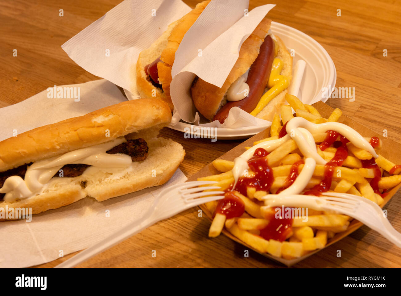 IKEA Hot Dog Food und Pommes mit Einweg-Utensilien wie Ikea Fast Food Dining Stockfoto