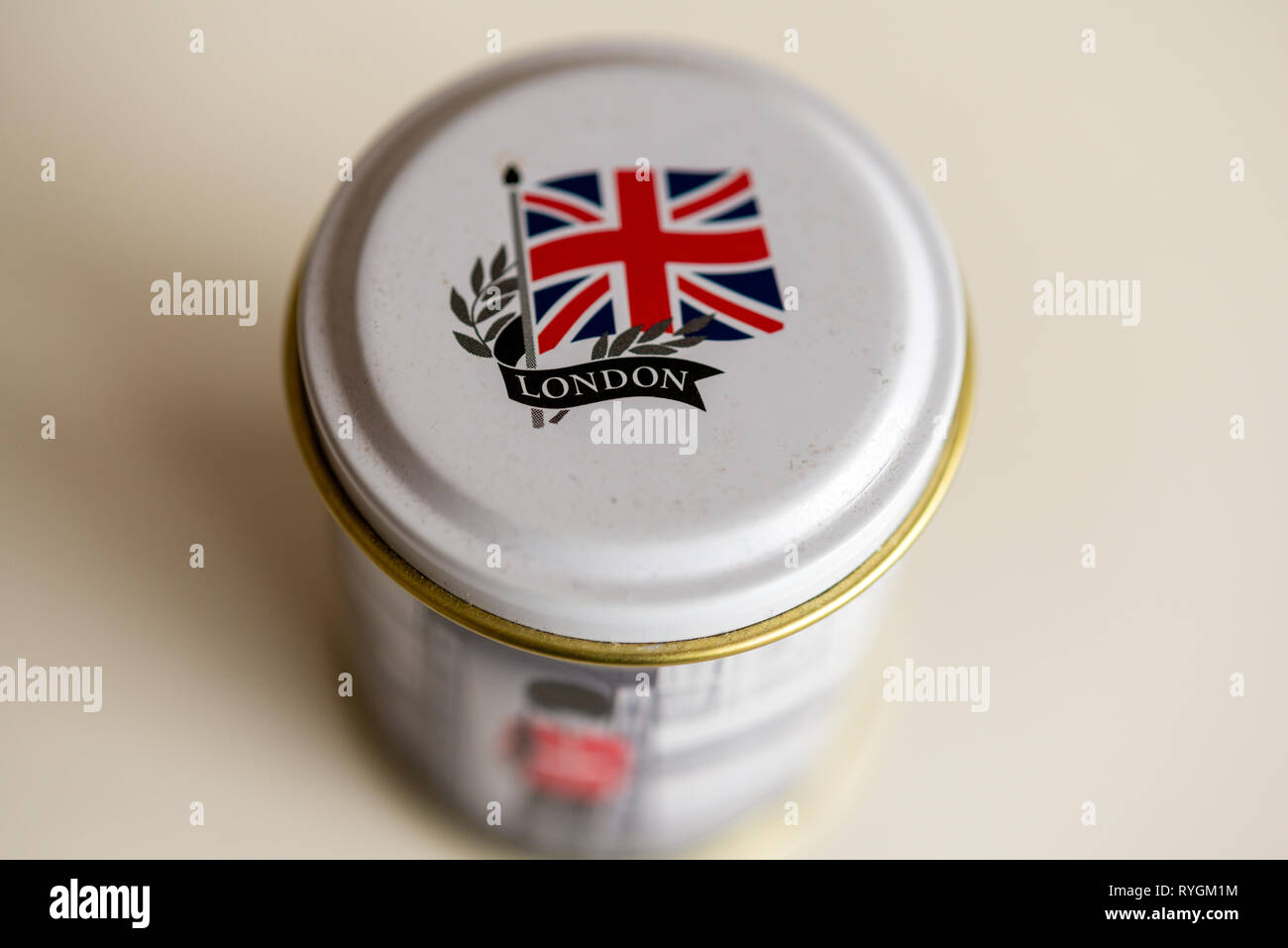 Earl Grey London Tee weiße Dose Behälter als typische englische Teebox mit britischer Flagge Stockfoto