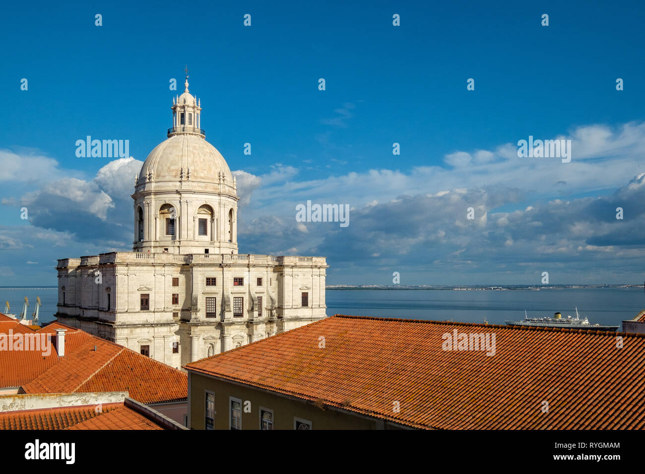 Die nationalen Pantheon Blick über die roten Dächer an einem sonnigen Tag, Lissabon, Portugal Stockfoto