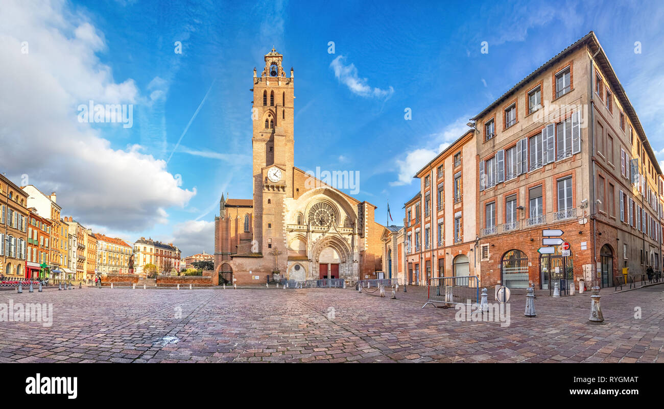 Panorama von Saint-Etienne Platz mit Saint Stephen's Kathedrale in Toulouse, Frankreich Stockfoto