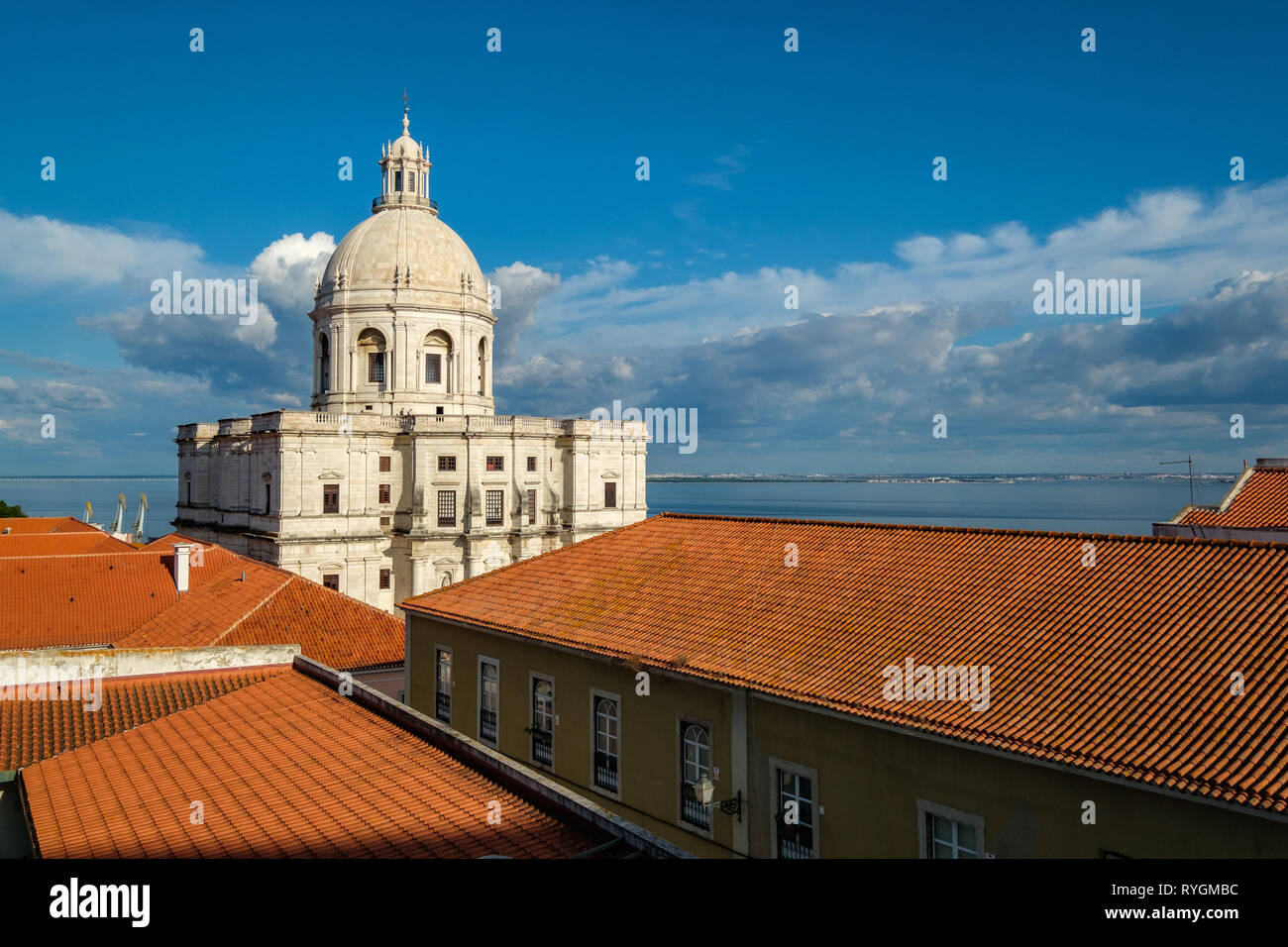 Die nationalen Pantheon Blick über die roten Dächer an einem sonnigen Tag, Lissabon, Portugal Stockfoto