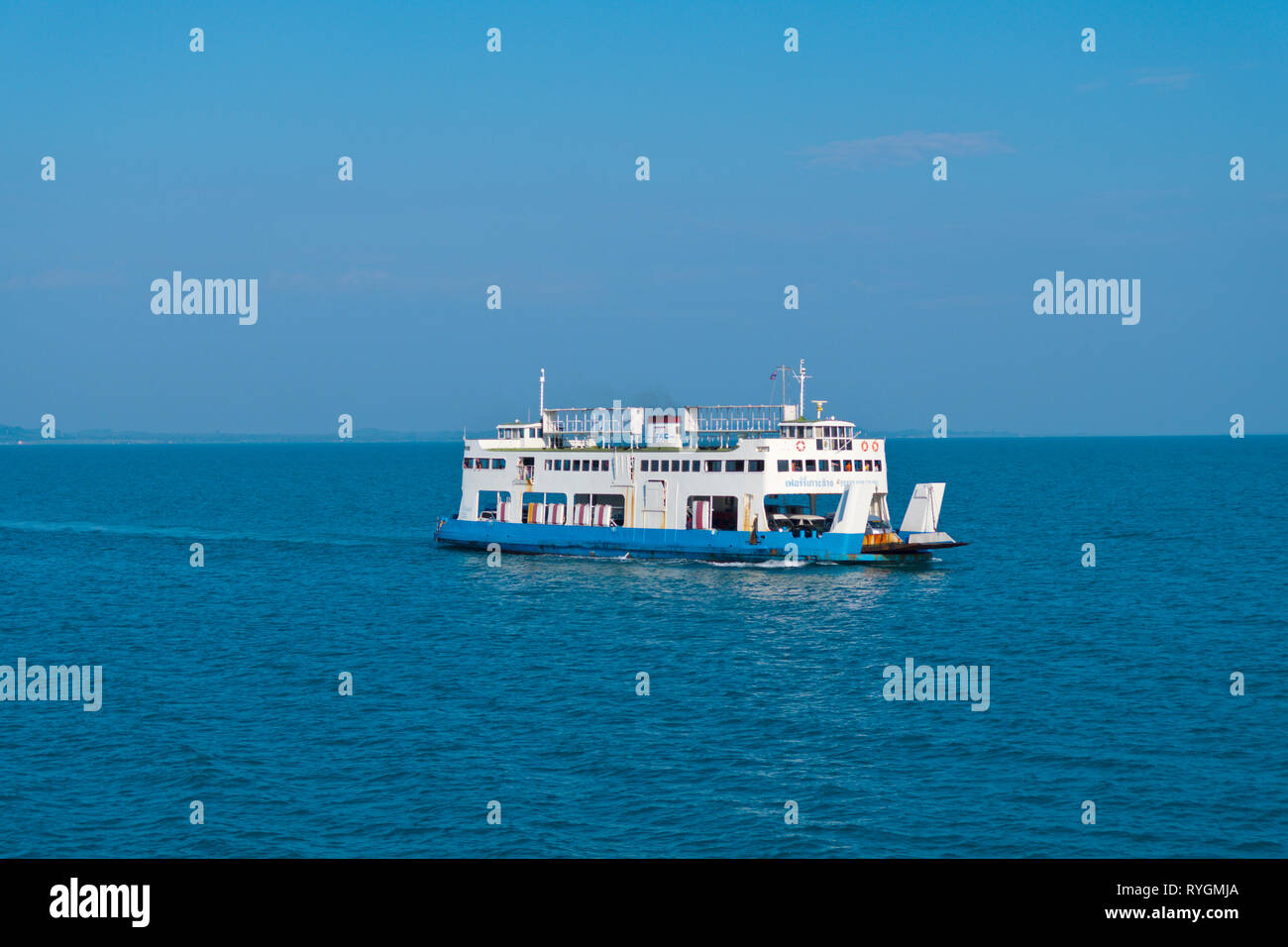 Fähre vom Festland auf Koh Chang, Trat Provinz, Thailand Stockfoto