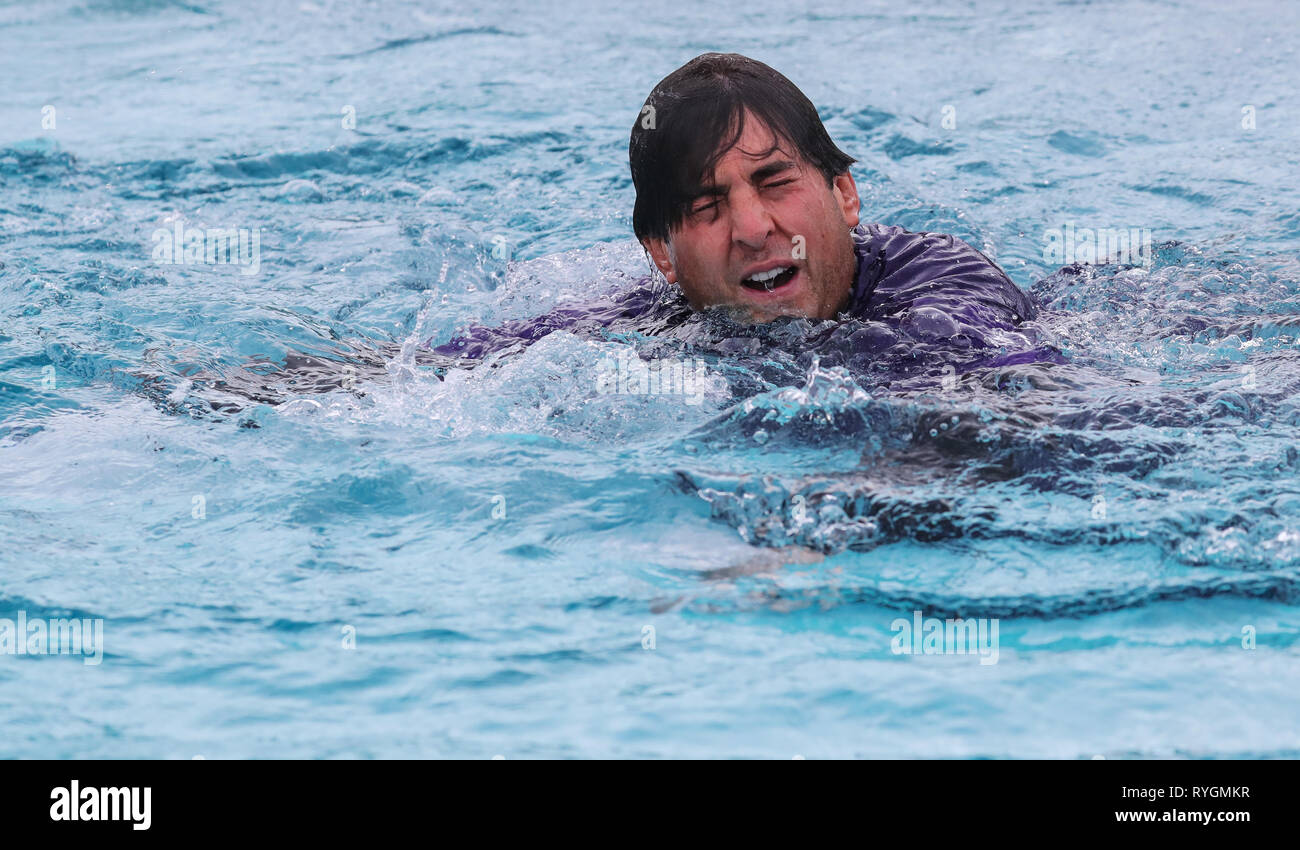 James Argent hat einen sehr kalten Schwimmen während Haven House Children's Hospice Eis Stürzen auf dem Parliament Hill Felder Lido mit: James Argent Wo: London, Großbritannien Wann: 10. Feb. 2019 Credit: John rainford/WANN Stockfoto