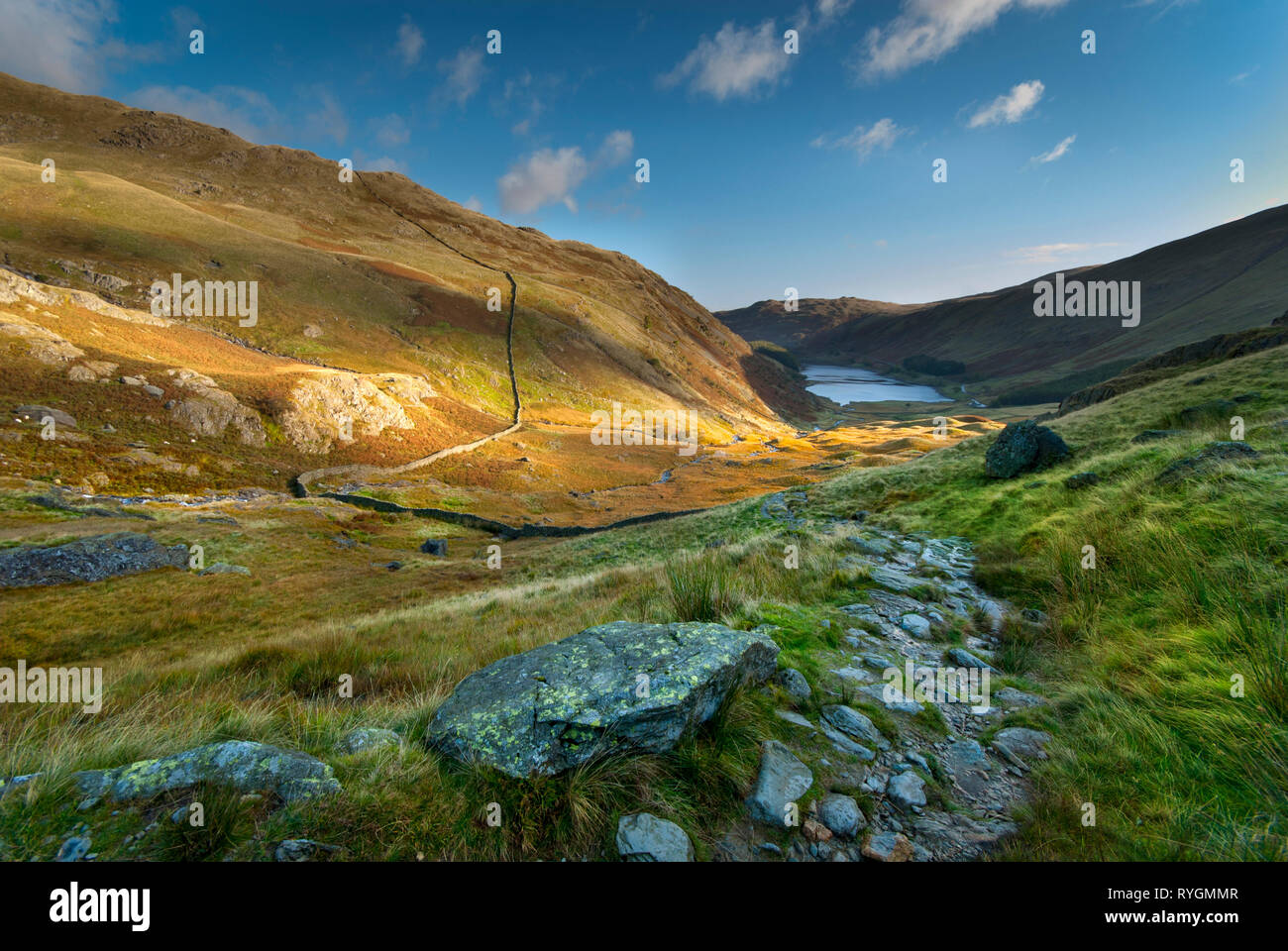 Am frühen Morgen Licht auf dem Hügel Fells mit Blick auf Haweswater Reservoir in der Lake District, Cumbria. Stockfoto