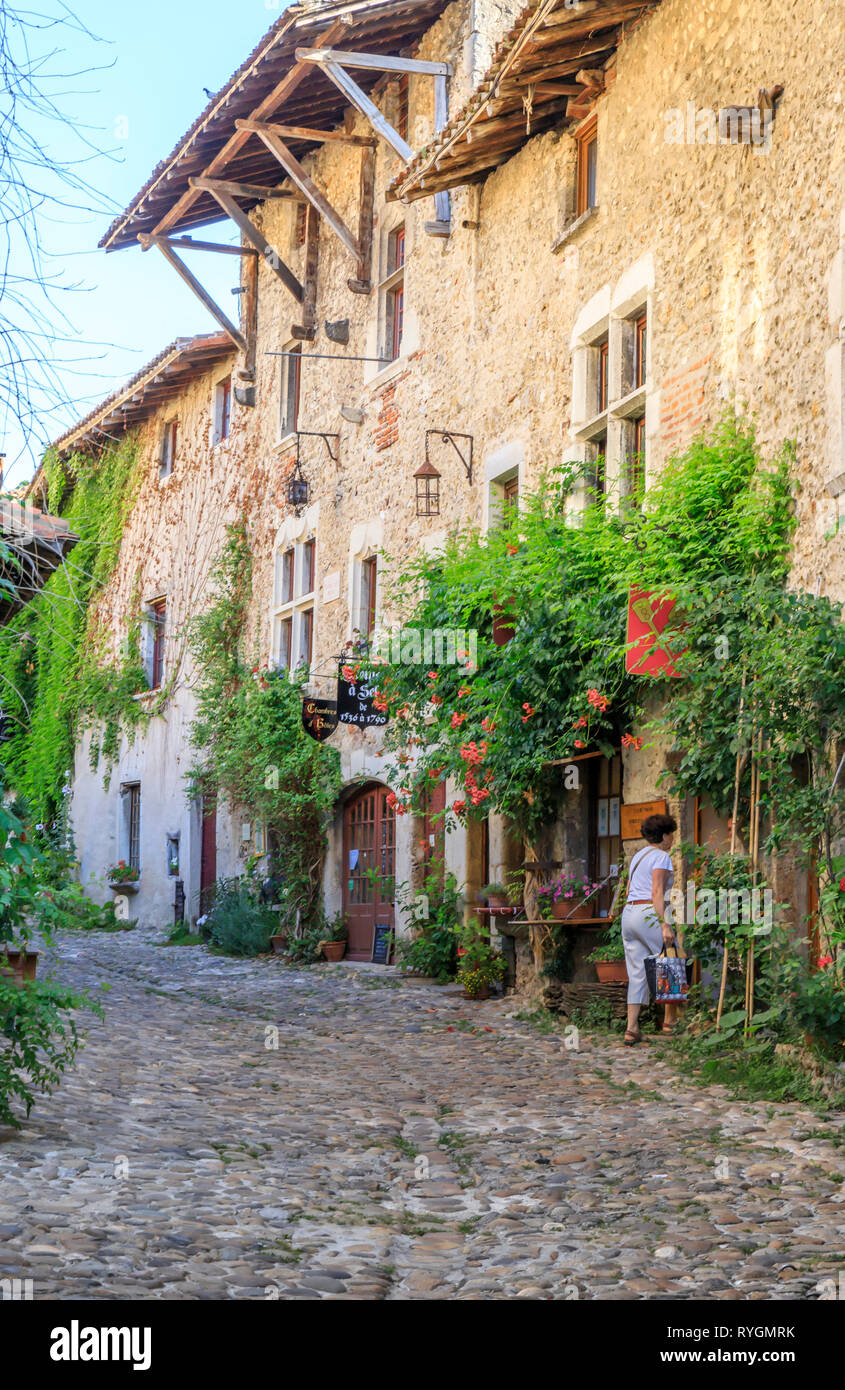 Frankreich, Ain, Perouges, mittelalterliche Stadt, mit der Bezeichnung les plus beaux villages de France (Schönste Dörfer Frankreichs), Rue des Rondes, Kopfsteinpflaster Stockfoto