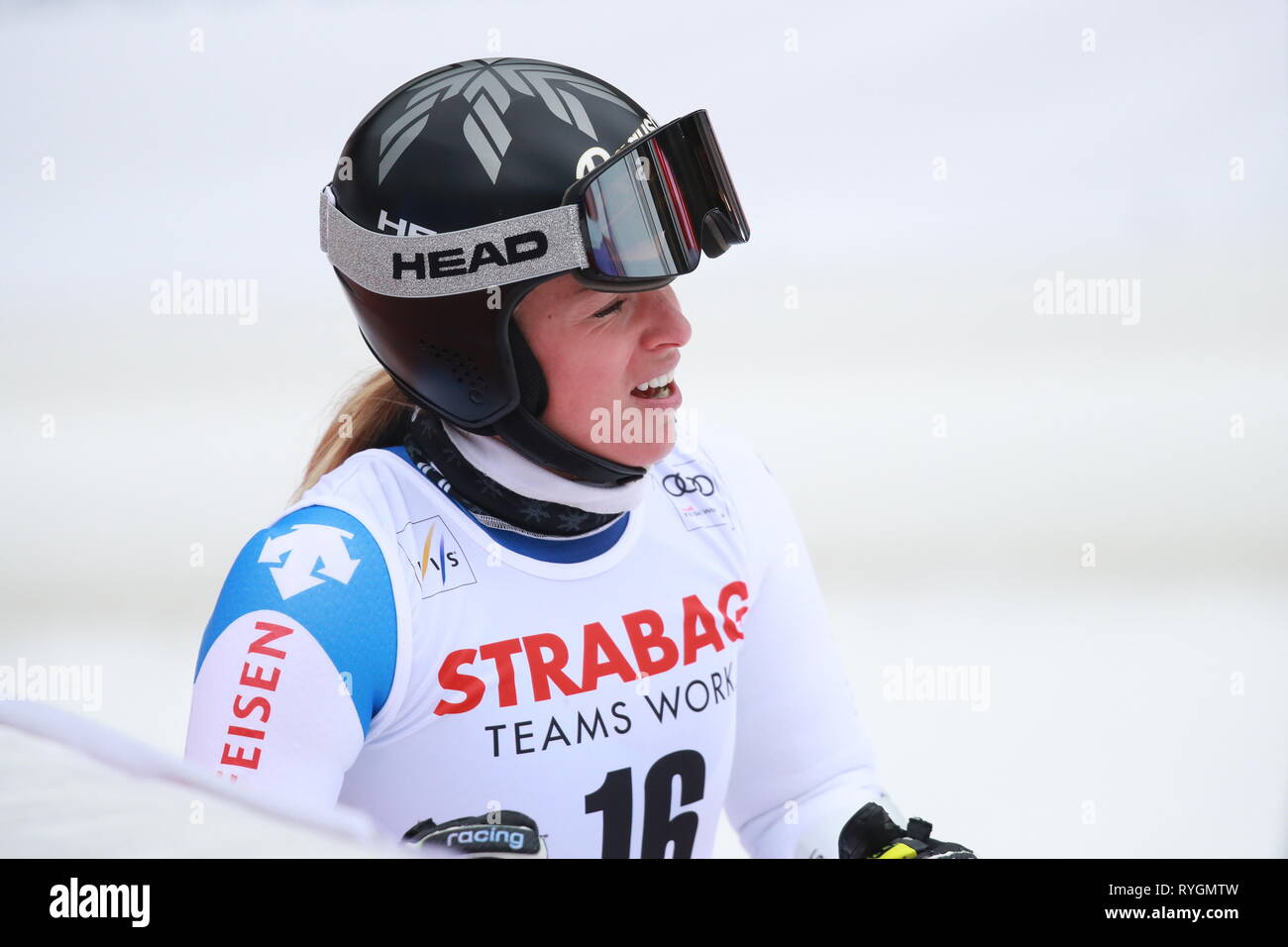 Die Schweizerin Lara Berhami-gut nach dem Abschluss der ersten Runde im Alpinen Ski-Weltcup (Riesenslalom der Frauen) in Spindleruv Mlyn, Tschechische Republik, Stockfoto