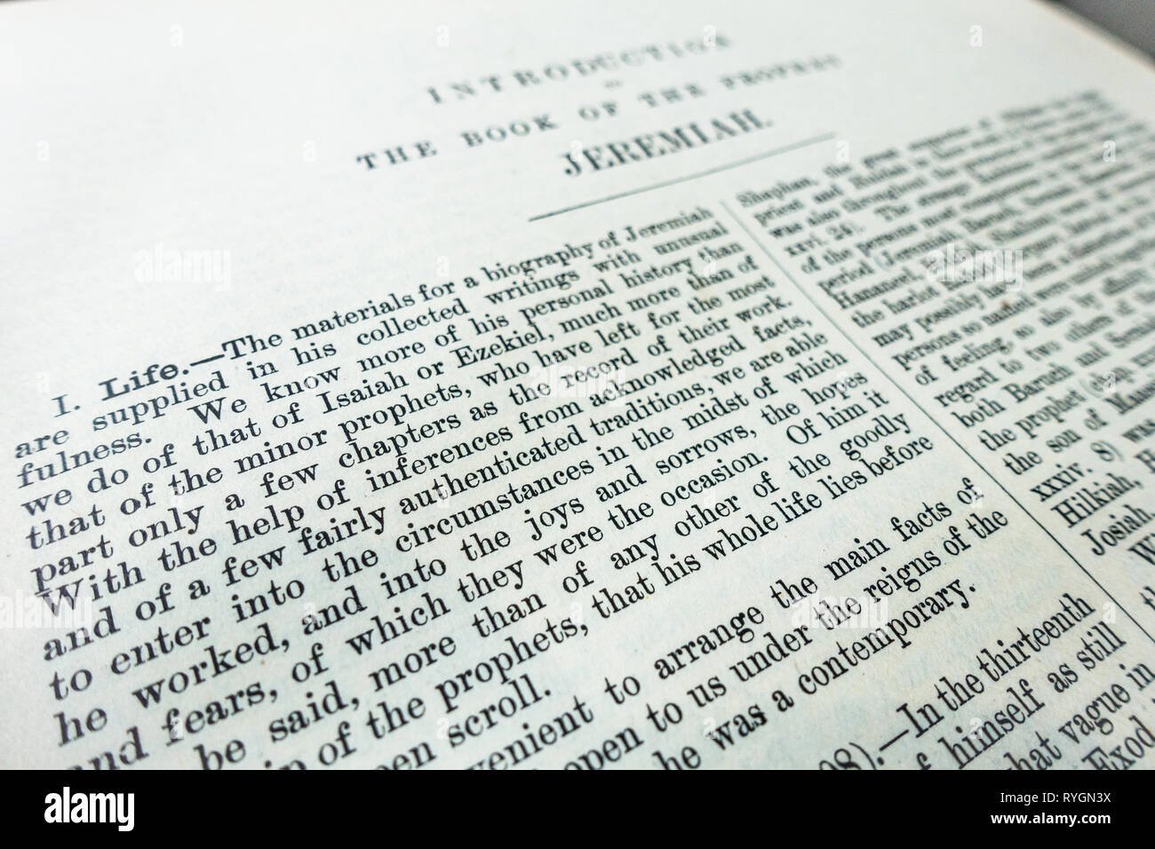 Nahaufnahme von einer Seite der Einführung, die dem Buch des Propheten Jeremia in der Bibel Stockfoto
