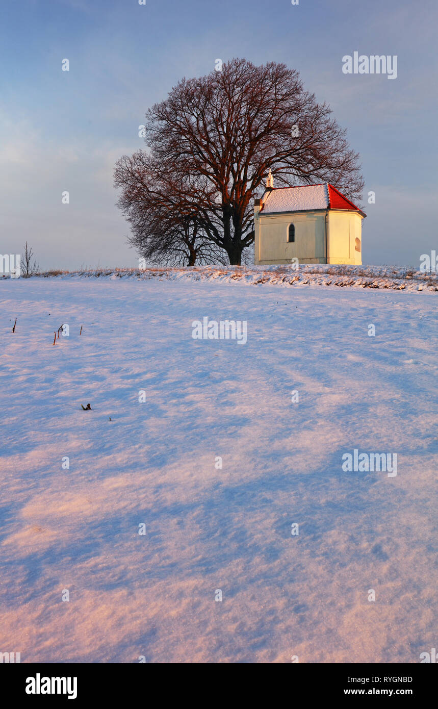 Winter mit Schnee in der Landschaft mit Kapelle, Slowakei Stockfoto