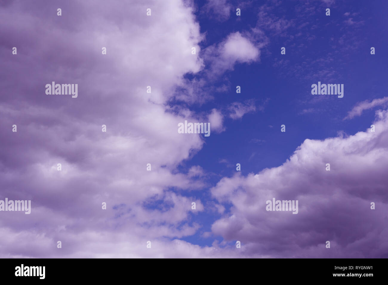 Blauer Himmel und weiße Wolken Natur Muster Stockfoto