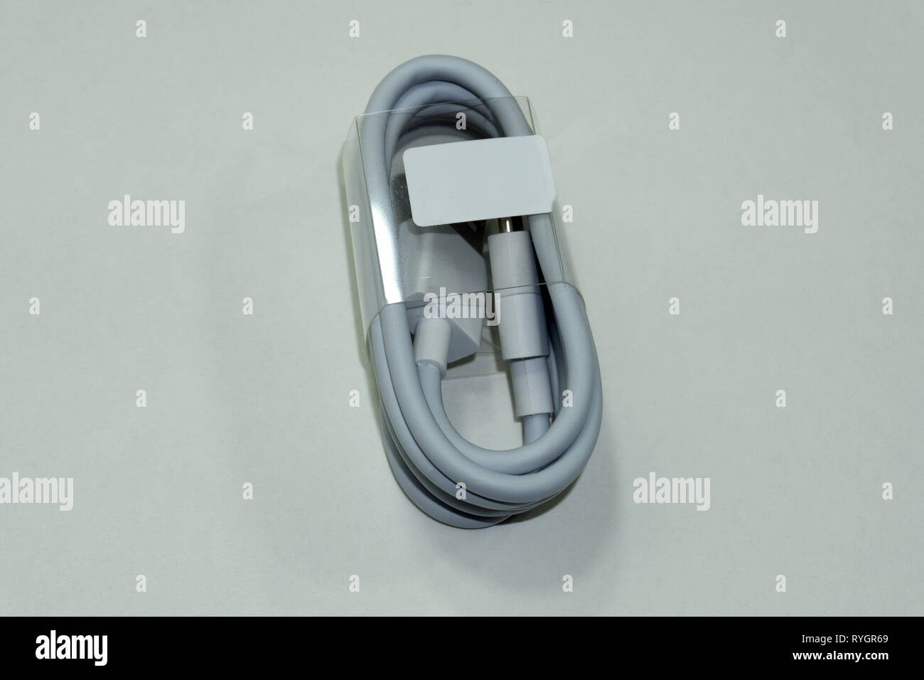 Close Up weiß USB-Kabel auf weißem Hintergrund Stockfoto