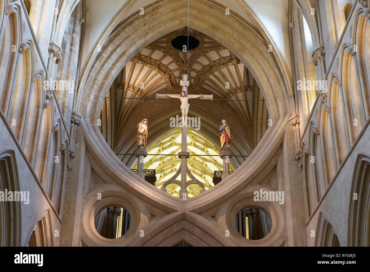 Ein Detail aus dem Kirchenschiff nach oben in Richtung der scissor Bogen mit Statuen von Jesus, der Jungfrau Maria und Maria Magdalena Stockfoto