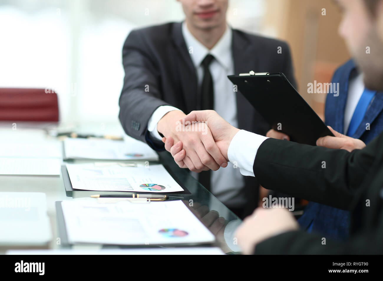 Handshake der finanziellen Partner am Schreibtisch Stockfoto