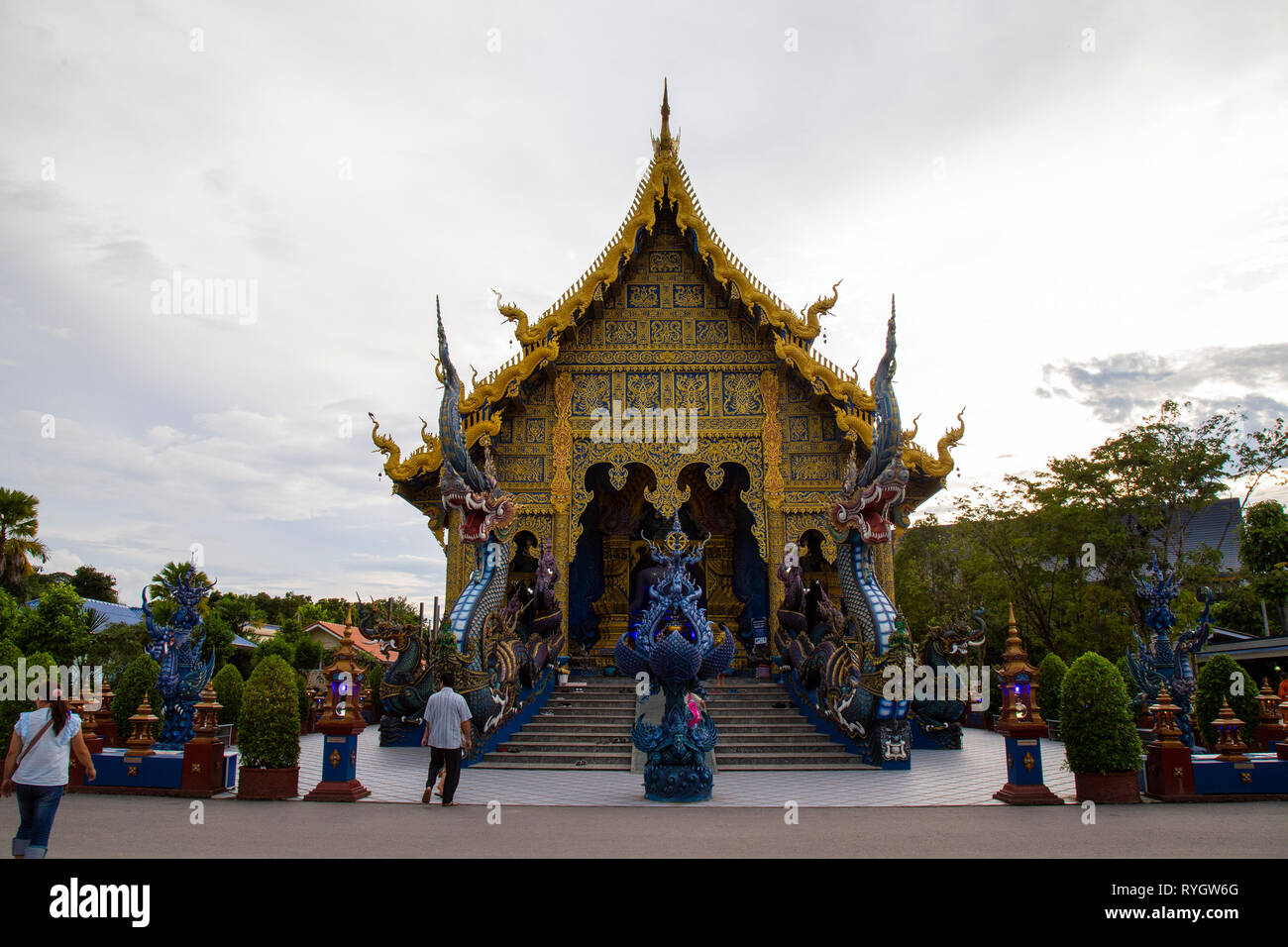 Wat Rong Suea Zehn, Bügel blau Chiang Rai, modernen buddhistischen Tempel, ist sehr auffällig für seine blaue Farbe in eine sehr lebendige und seine sehr aufwändige Schnitzereien Stockfoto