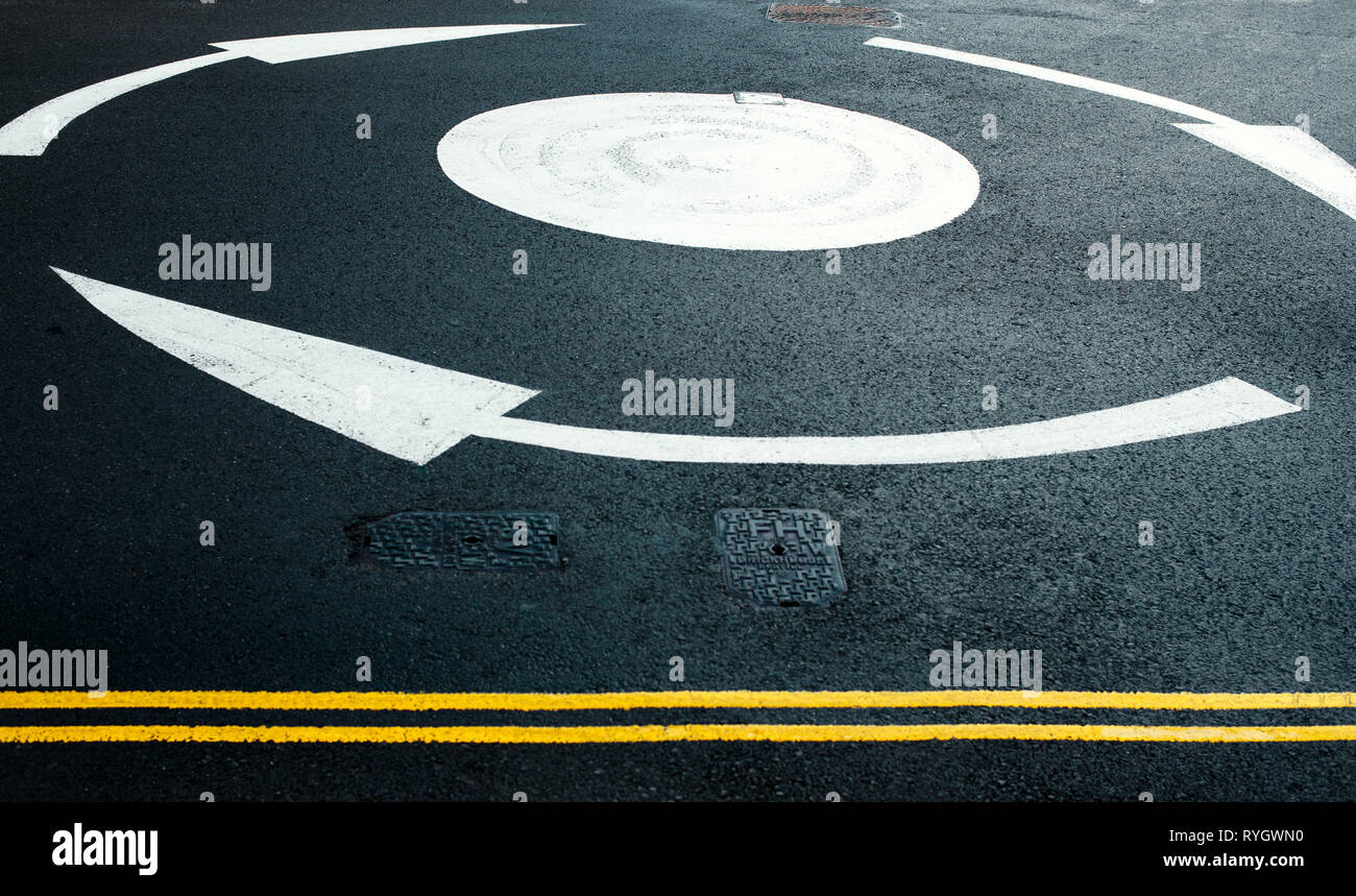 Britische Kreisverkehr ohne Autos und mit doppelten gelben Linie, Großbritannien Stockfoto