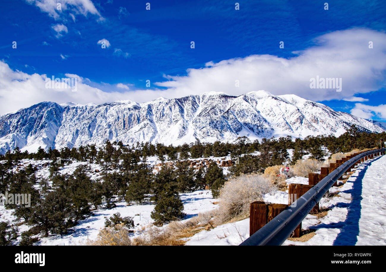 Dieser Blick auf die verschneite Sierra Nevada Mts ist entlang der Landstraße 395 Stockfoto