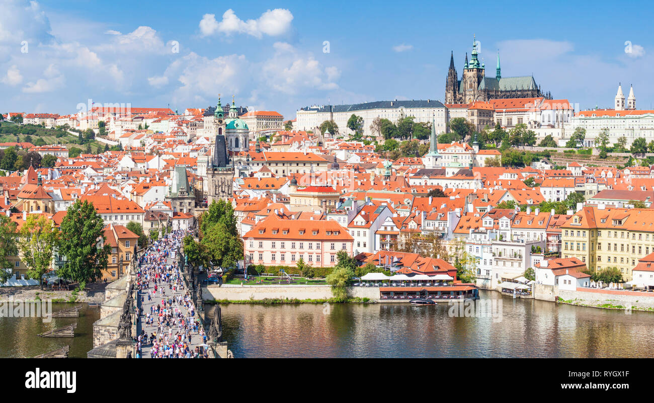 Die Karlsbrücke in Prag über den Fluss Moldau mit der Prager Burg und der St. Veits Kathedrale Mala Strana Prag Skyline in Prag in der Tschechischen Republik Europa Stockfoto