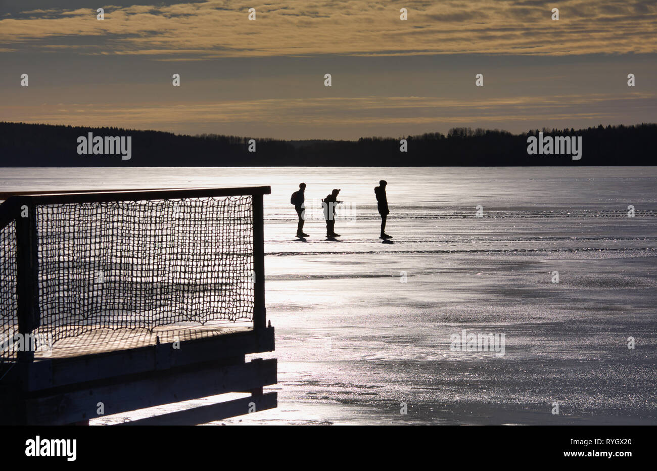 Drei lange Distanz Schlittschuhläufer auf See Malaren, Sigtuna, Schweden, Skandinavien Silhouette Stockfoto