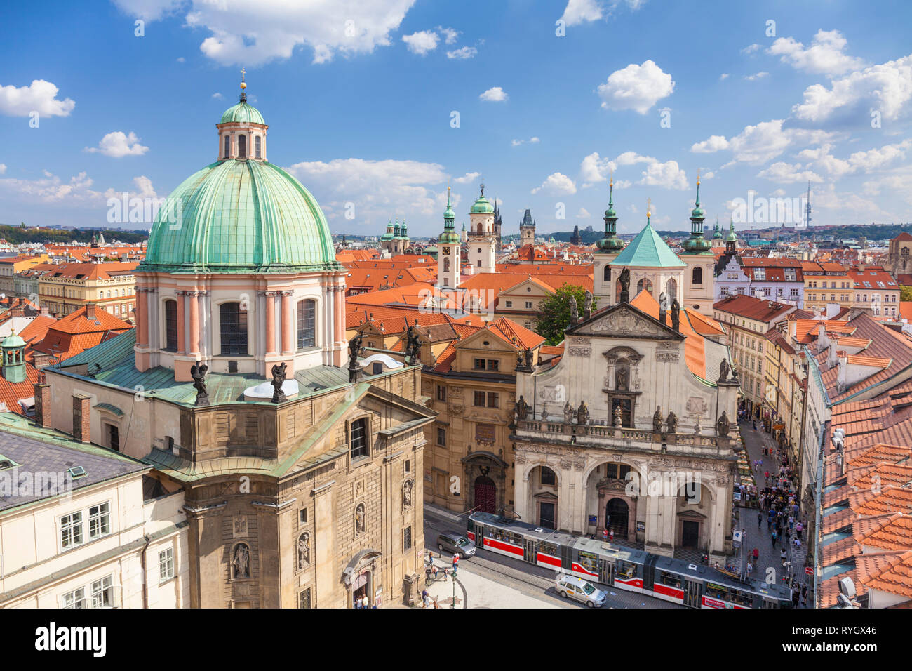 Die Prager Altstadt Staré Město St. Franziskus von Assisi Kirche Türme auf dem Dach und die Türme der Kirchen und alten barocken Gebäude in Prag in der Tschechischen Republik Europa Stockfoto