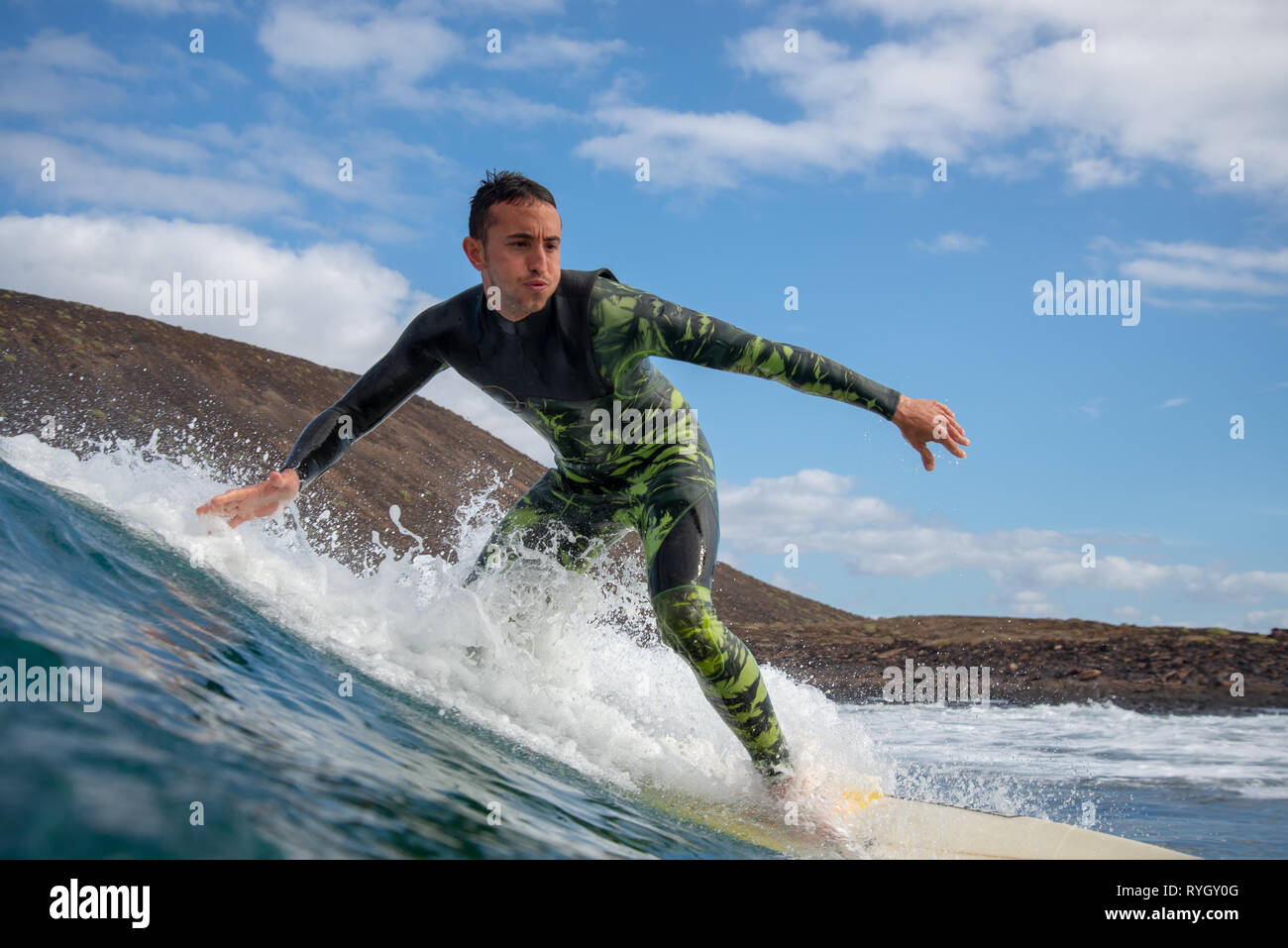 Fuerteventura - März 01, 2019: Surfer reiten Wellen auf der Insel Fuerteventura im Atlantischen Ozean Stockfoto