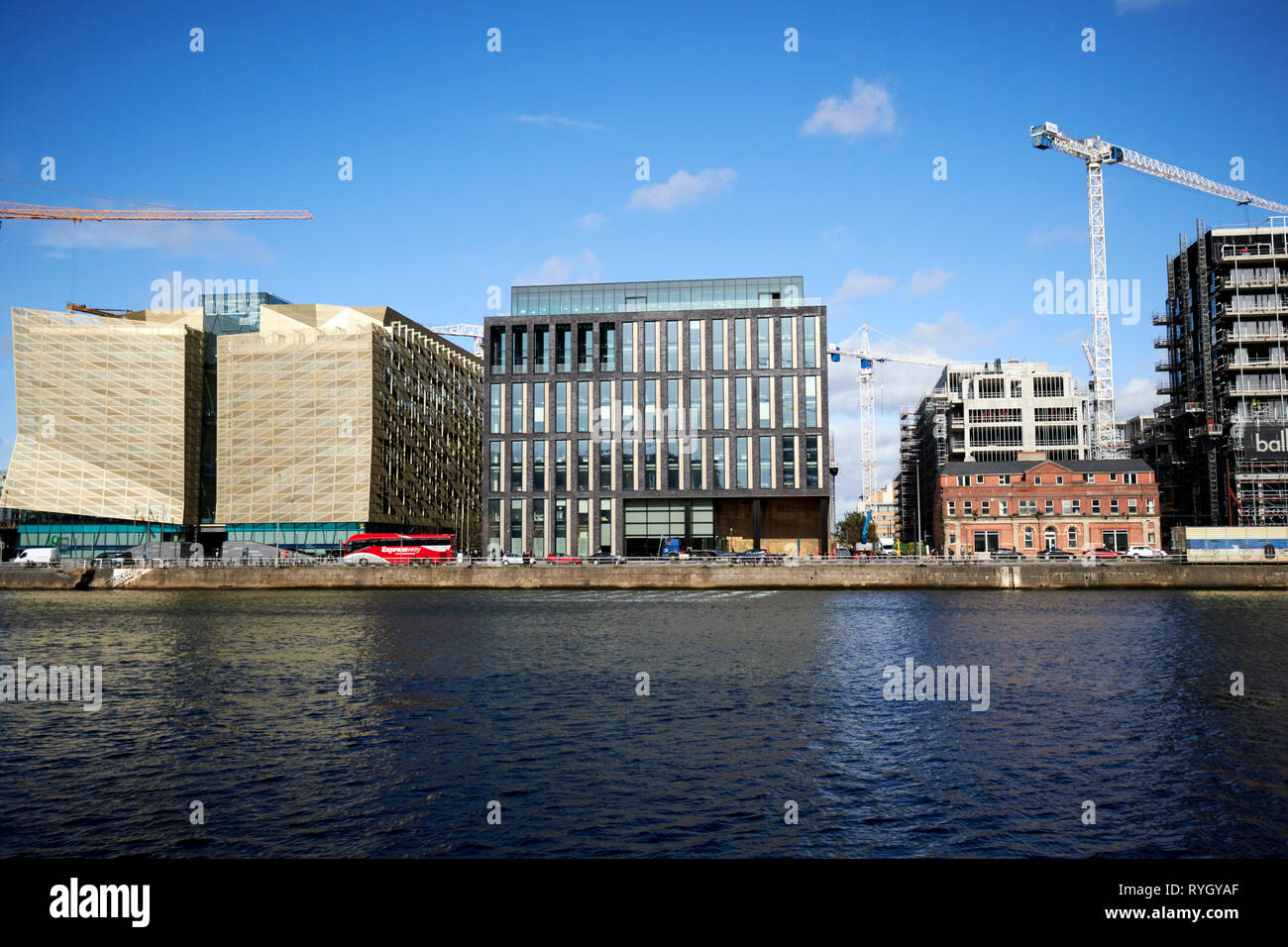 Central Bank of Ireland 1 und 2 Dublin Anlandungen und Kräne und neue Entwicklungen bei Dublin Anlandungen in der North Wall Quay docklands Waterfront r Stockfoto