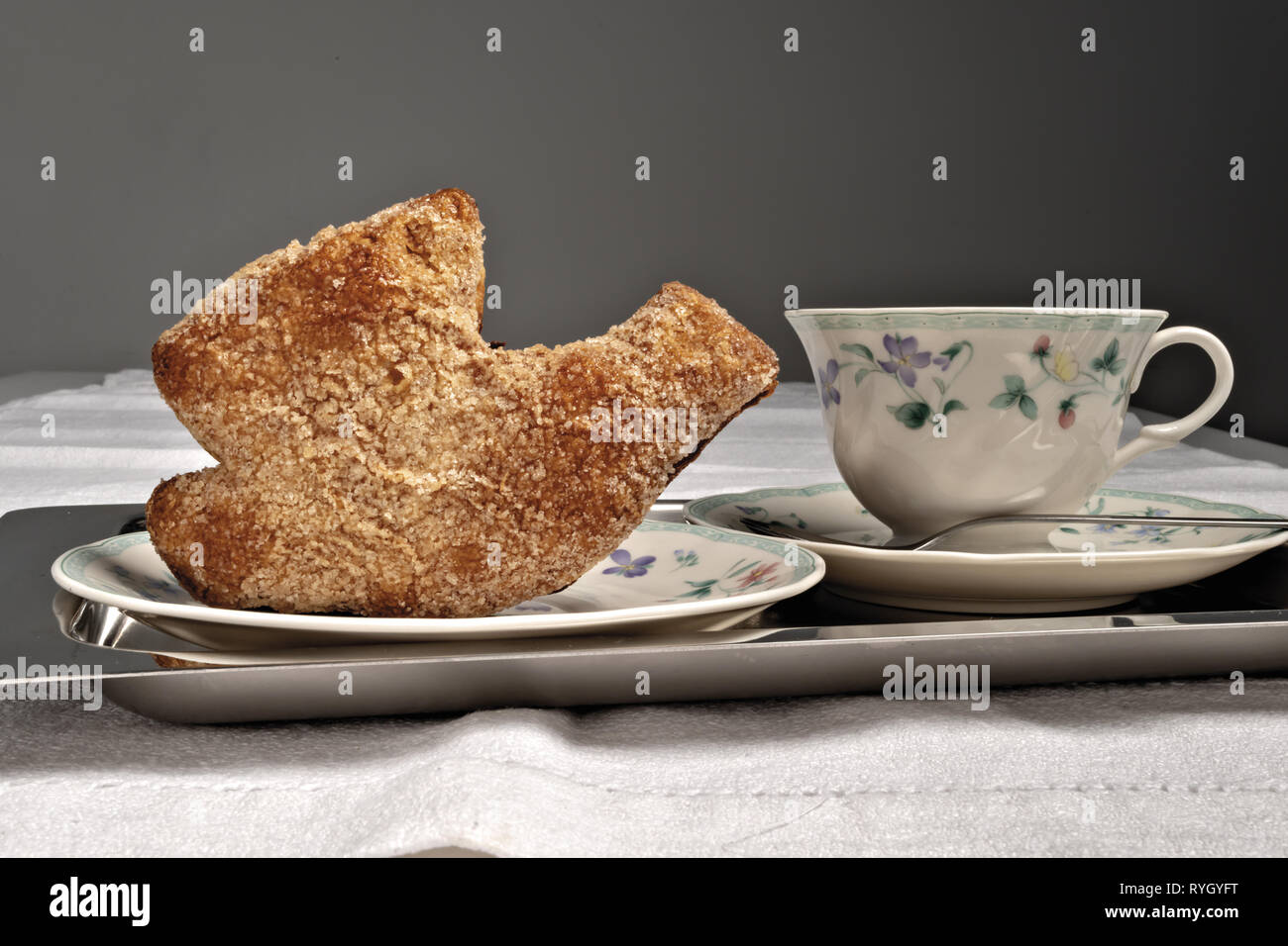 Brioche a forma Di Nuova Italia nel Piatto con tazza die Fronte Stockfoto