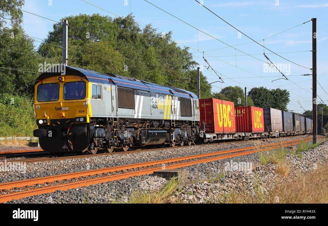 66434 in fastline livery Pässe Oubeck Schleifen mit einem southbound Liner. Stockfoto