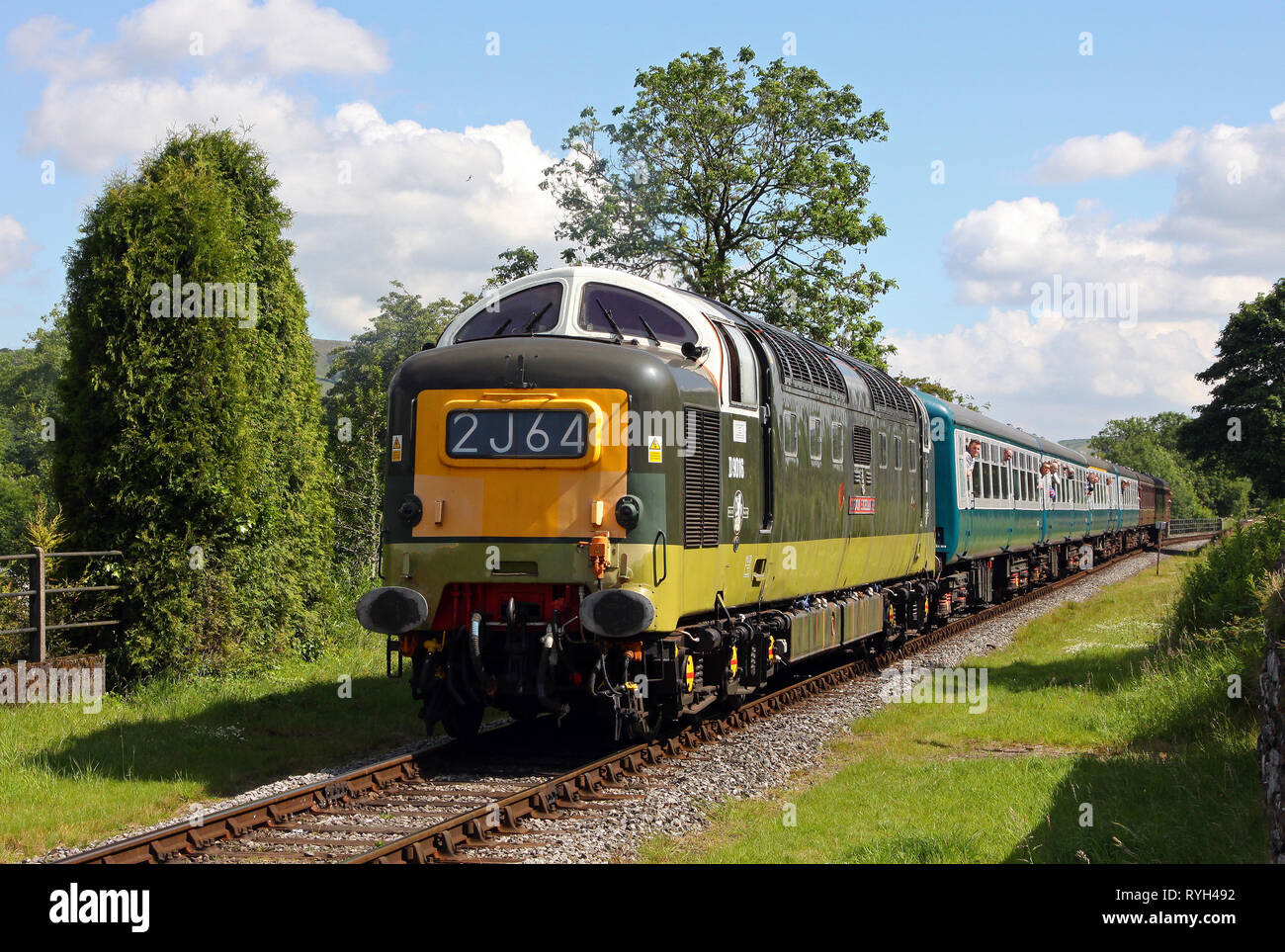 Deltic D 9016 übergibt Irwell Vale auf der East Lancs Eisenbahn Stockfoto