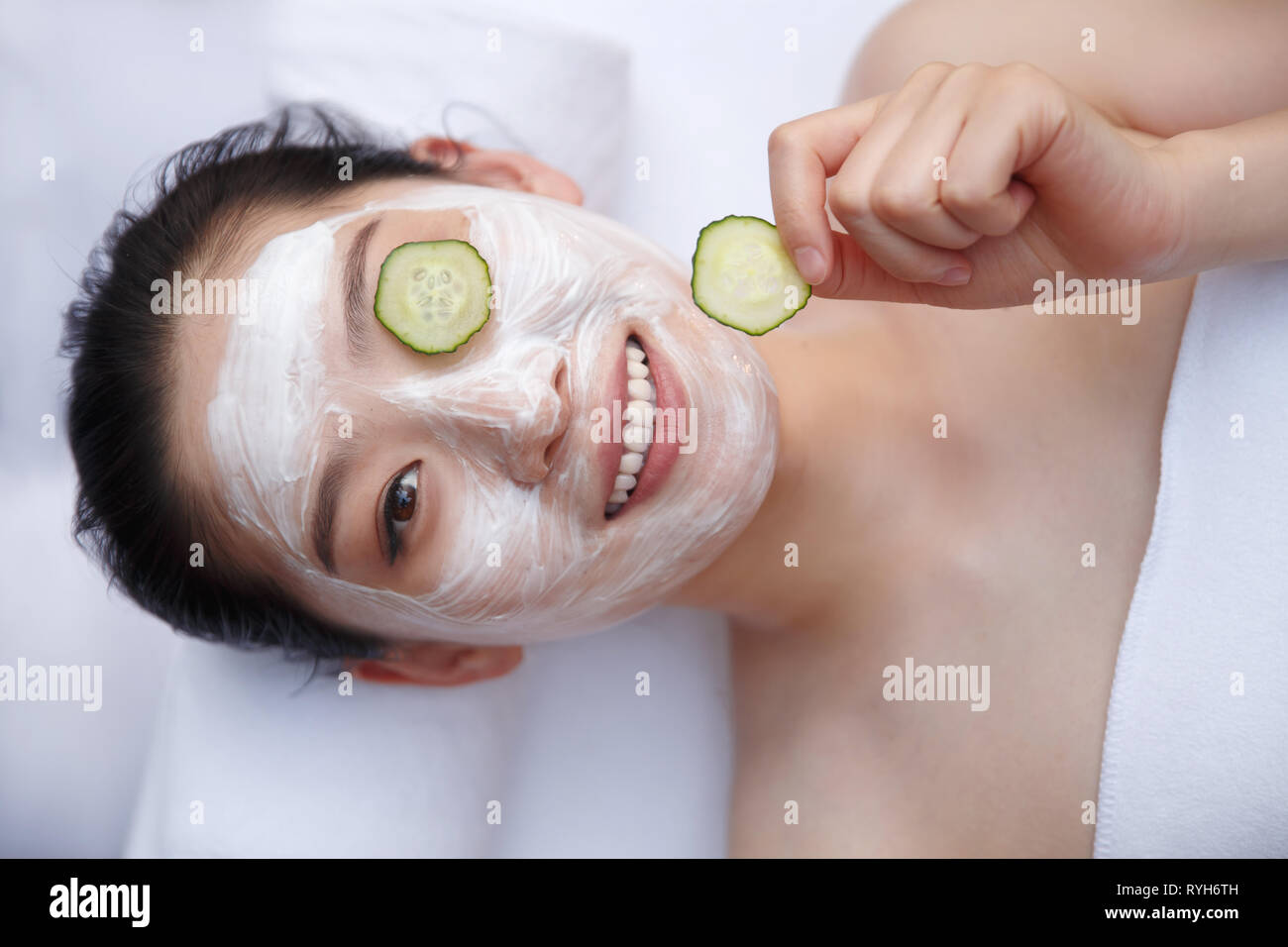 Die junge Frau in das Freiluft-SPA Stockfoto