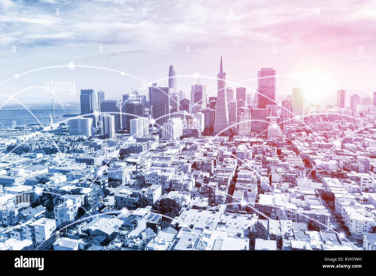 Moderne San Francisco städtischen Skyline mit High-speed Daten und der Kommunikation über das Internet Netzwerk. Konzept der Cyber Network in der grossen Stadt mit kopieren. Stockfoto