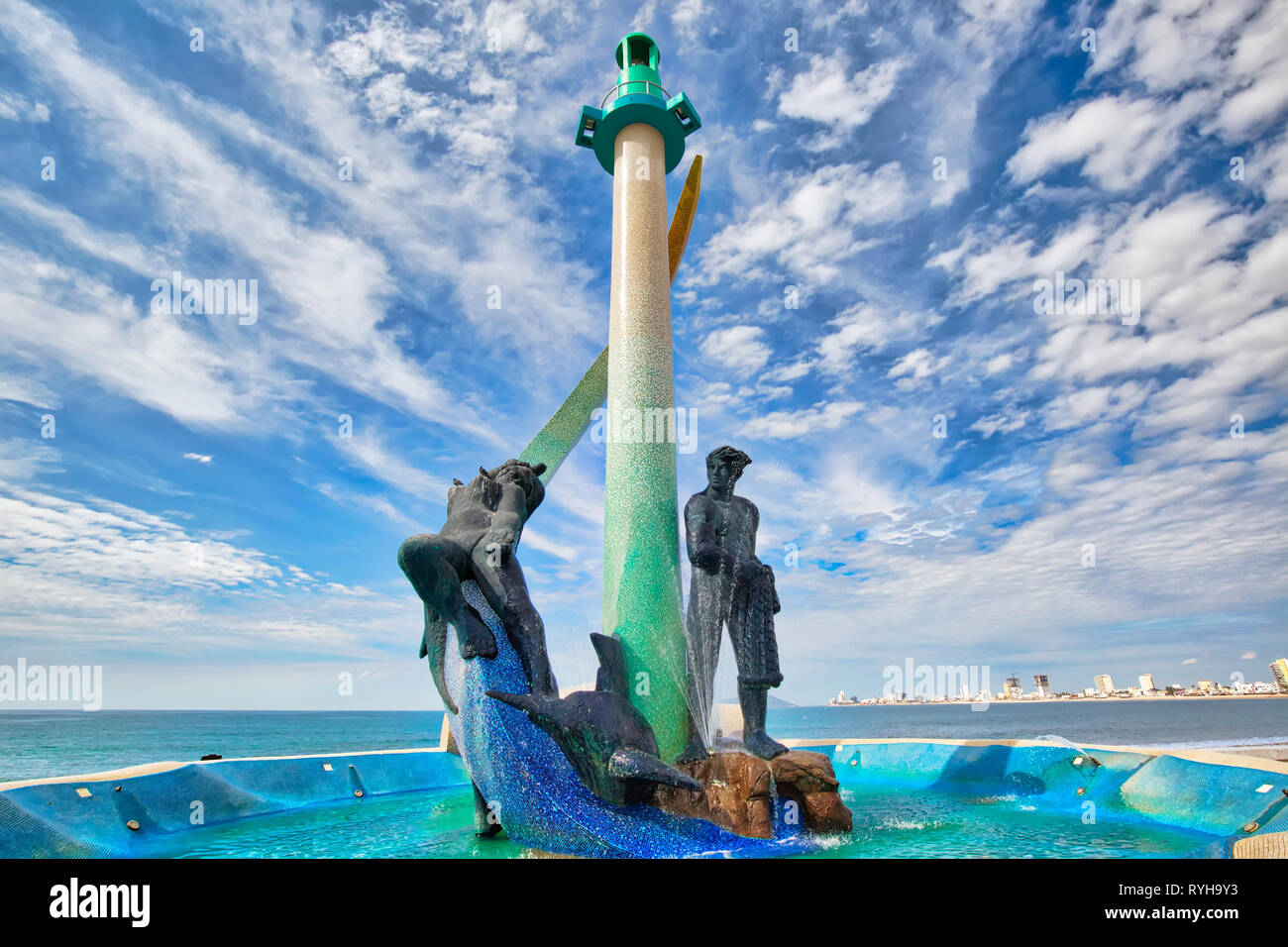 Mazatlan, Mexiko - 10 Dezember, 2018: ein Fischer Denkmal (Monumento al Pescador) am malerischen Mazatlan Uferpromenade (Malecon) in der Nähe der Küste entfernt. Stockfoto