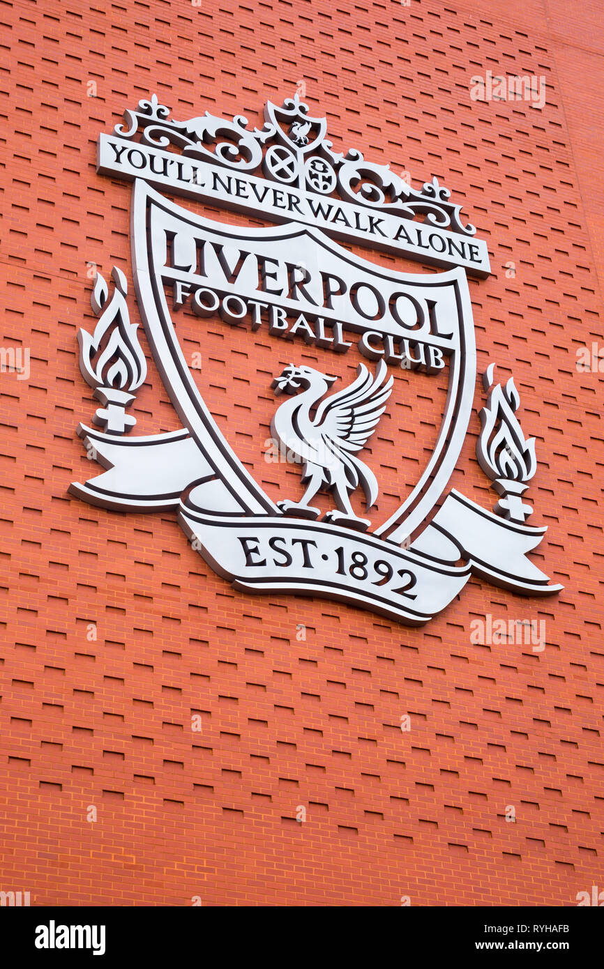 Große imposante Silber Liverpool Football Club Logo Abzeichen emblem Zeichen montiert in der Höhe auf dem externen brick wall der wichtigsten an der Anfield Road Stadium UK Stand Stockfoto