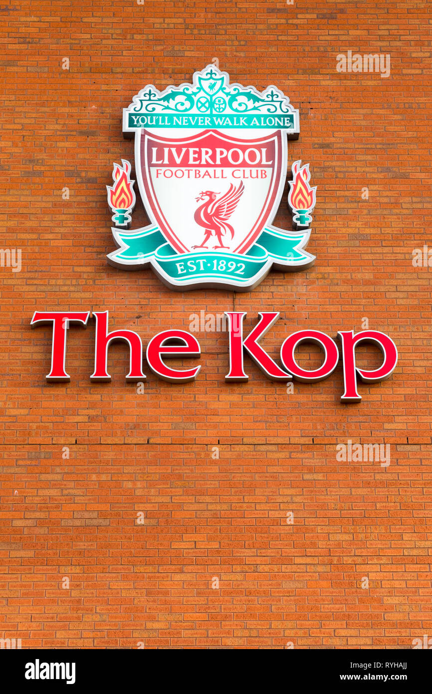 Große rote grüne Liverpool Football Club The Kop logo Abzeichen emblem Zeichen auf externe Brick Wall von Anfield Road Stadium mit Walton Breck Straße montiert Stockfoto