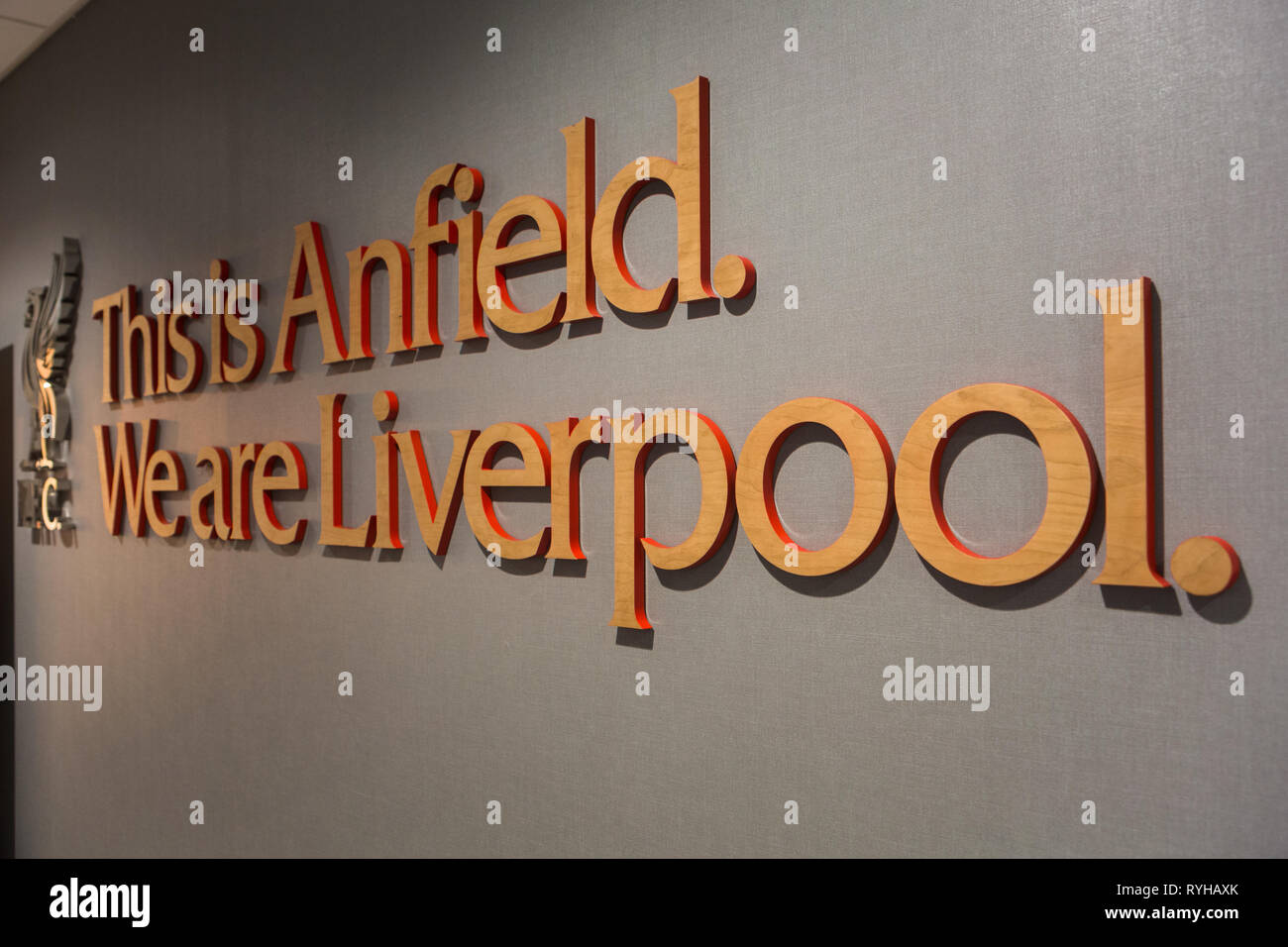 Dies ist Anfield Wir sind Liverpool Motto mit Leber Vogel LFC Logon auf der Innenwand der Spieler bei Liverpool Football Club Anfield Road Stadium Stockfoto