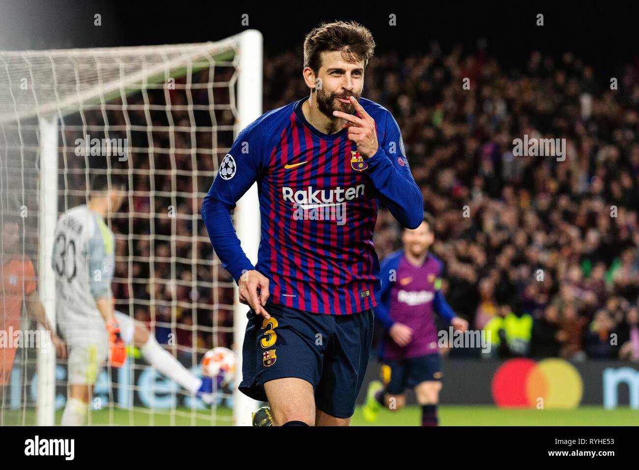 Barcelona, Spanien. 13 Mär, 2019. Von Barcelona Gerard Pique feiert nach zählen während der UEFA Champions League Spiel zwischen spanischen Team FC Barcelona und Französische team Lyon in Barcelona, Spanien, am 13. März 2019. Barcelona gewann 5-1 und zu den Viertelfinalen erweitert. Credit: Joan Gosa/Xinhua/Alamy leben Nachrichten Stockfoto