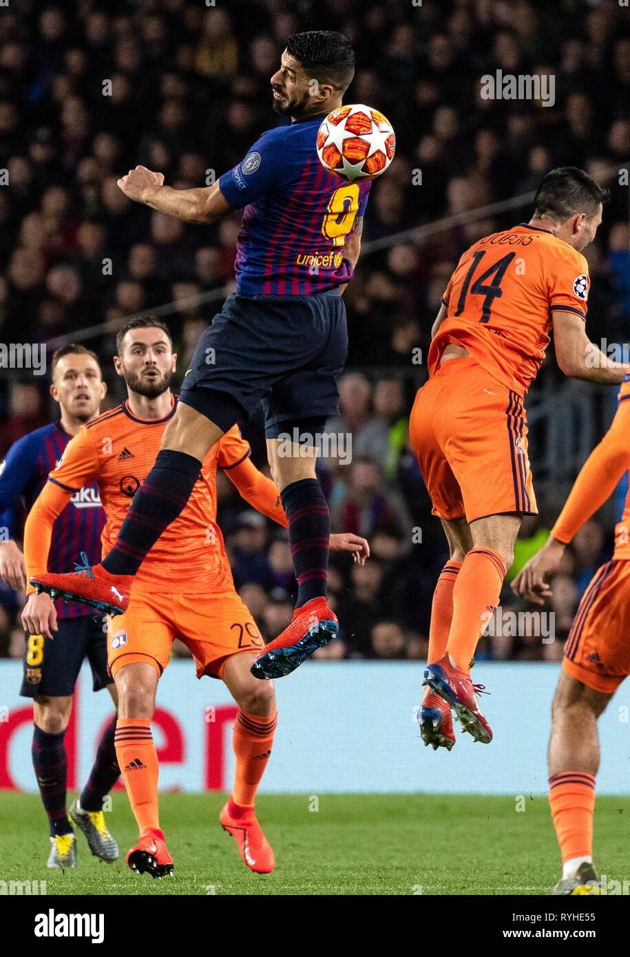 Barcelona, Spanien. 13 Mär, 2019. Von Barcelona Luis Suarez (oben) konkurriert während der UEFA Champions League Spiel zwischen spanischen Team FC Barcelona und Französische team Lyon in Barcelona, Spanien, am 13. März 2019. Barcelona gewann 5-1 und zu den Viertelfinalen erweitert. Credit: Joan Gosa/Xinhua/Alamy leben Nachrichten Stockfoto