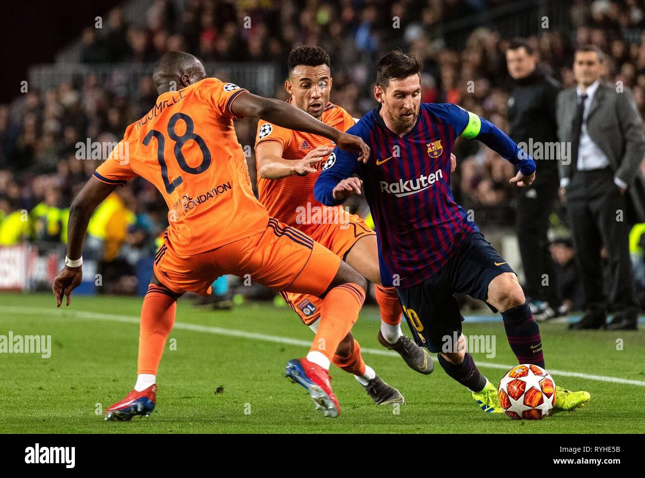 Barcelona, Spanien. 13 Mär, 2019. Barcelonas Lionel Messi (R) Mias mit Lyon Tanguy NDombele (L) und Fernando Marcal während der UEFA Champions League Spiel zwischen spanischen Team FC Barcelona und Französische team Lyon in Barcelona, Spanien, am 13. März 2019. Barcelona gewann 5-1 und zu den Viertelfinalen erweitert. Credit: Joan Gosa/Xinhua/Alamy leben Nachrichten Stockfoto