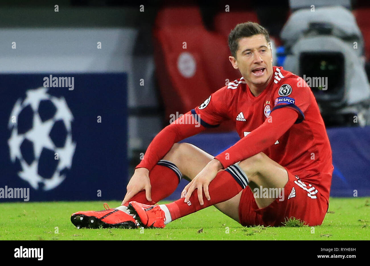 München, Deutschland. 13 Mär, 2019. Bayern München Robert Lewandowski reagiert während der UEFA Champions League 1/8 Finale rückspiel zwischen dem FC Bayern München in Deutschland und Liverpool von England in München, Deutschland, am 13. März 2019. Liverpool gewann 3-1 und erweiterte in das Viertelfinale. Credit: Philippe Ruiz/Xinhua/Alamy leben Nachrichten Stockfoto