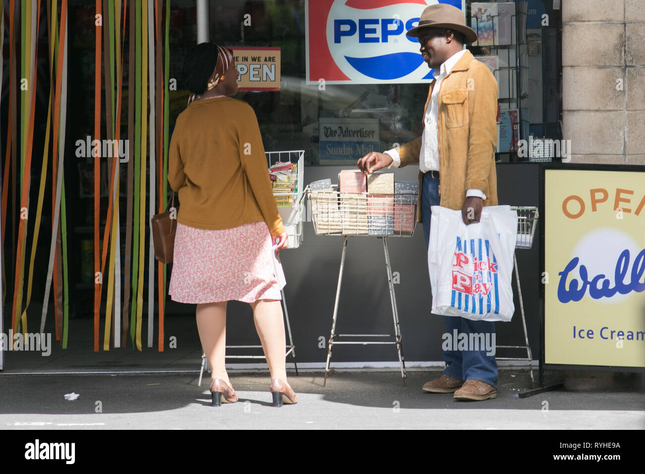 Adelaide Australien. 13. März 2019. Schwarze Schauspieler am Filmset' Flucht aus Pretoria. Der Film basiert auf einem Buch von Tim Jenkin und ist während der Zeit der Apartheid in Kapstadt, Südafrika im Jahr 1978, in dem Daniel Radcliffe spielt eine führende Rolle als weiße südafrikanische Aktivist, der für die Verteilung von Anti-apartheid Nachrichten Credit: Amer ghazzal/Alamy Live Nachrichten gefangen war Stockfoto