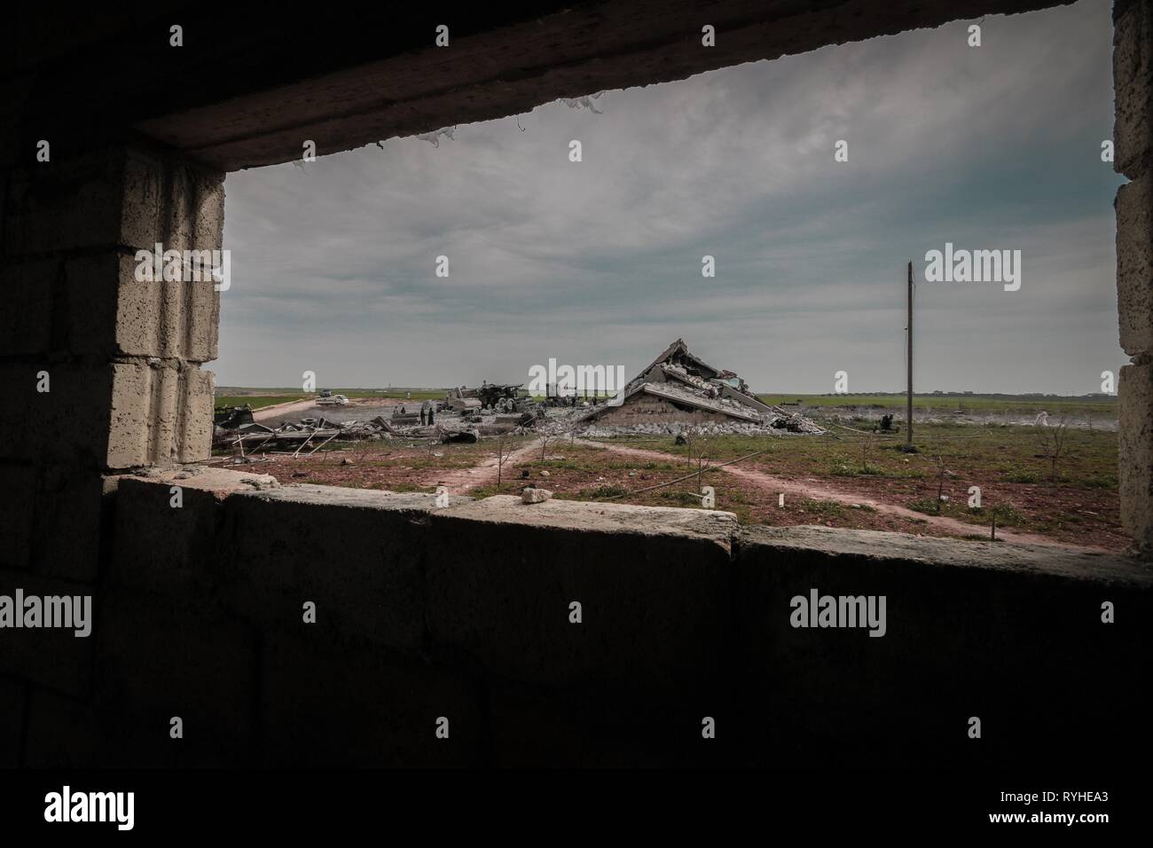Ein Gebäude gesehen, die von der Russischen Luftangriff zerstört zu werden. Die syrischen Rebellen behaupten, dass die Russische Luftwaffe Angriff durchgeführt hat, zu den Rebellen kontrollierten Gebiet von Kafar Amim in Idib Provinz. Die russische Luftwaffe aktuell ist die Durchführung von Missionen gegen die Regierungstruppen in Syrien unter der Anforderung der syrischen Regierung. Stockfoto