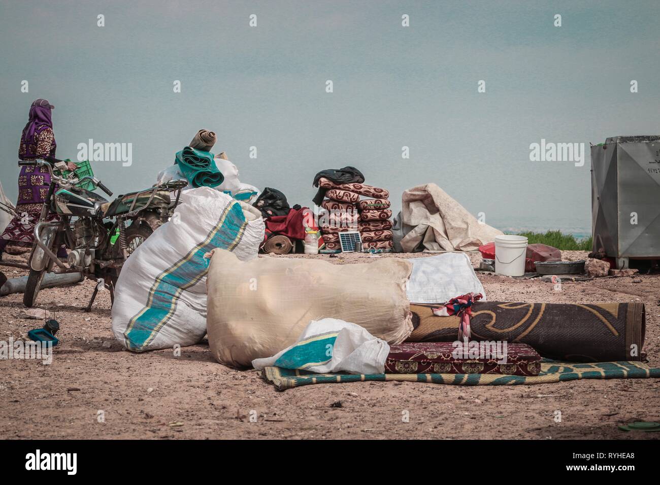 Familie, die versuchen, ihre Habseligkeiten aus dem Haus der Russischen Luftangriff zu sammeln. Die syrischen Rebellen behaupten, dass die Russische Luftwaffe Angriff durchgeführt hat, zu den Rebellen kontrollierten Gebiet von Kafar Amim in Idib Provinz. Die russische Luftwaffe aktuell ist die Durchführung von Missionen gegen die Regierungstruppen in Syrien unter der Anforderung der syrischen Regierung. Stockfoto