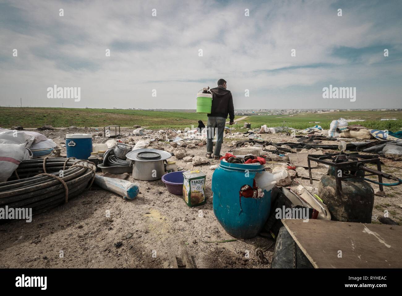Ein Mann gesehen, der versucht, seine Habseligkeiten nach dem russischen Luftangriff zu sammeln. Die syrischen Rebellen behaupten, dass die Russische Luftwaffe Angriff durchgeführt hat, zu den Rebellen kontrollierten Gebiet von Kafar Amim in Idib Provinz. Die russische Luftwaffe aktuell ist die Durchführung von Missionen gegen die Regierungstruppen in Syrien unter der Anforderung der syrischen Regierung. Stockfoto